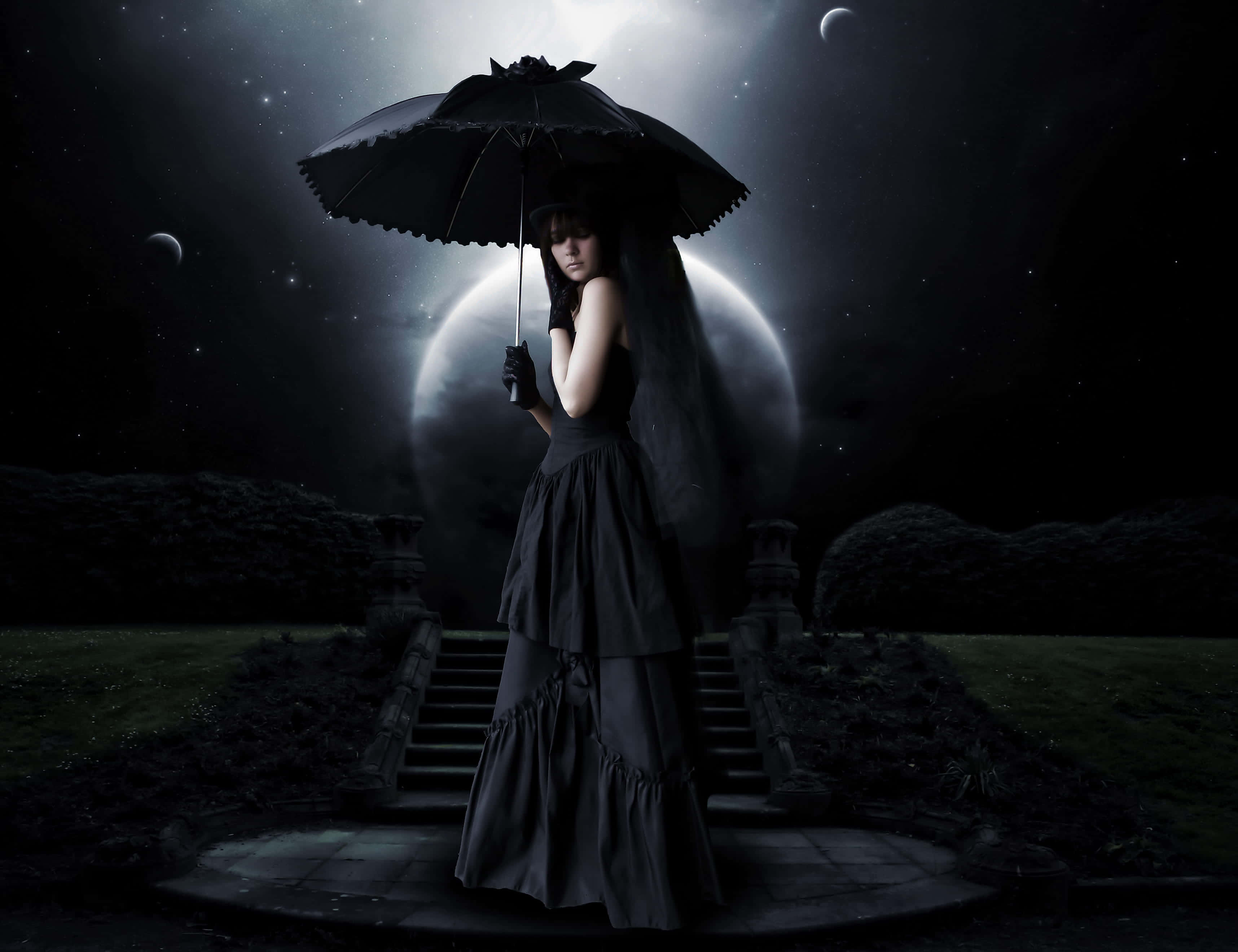 哥德 桌布 壁紙 — 一位身穿黑色長裙的女性在黑暗、星光燦爛的夜晚花園中，在發光的月亮下撐著一把黑色雨傘。