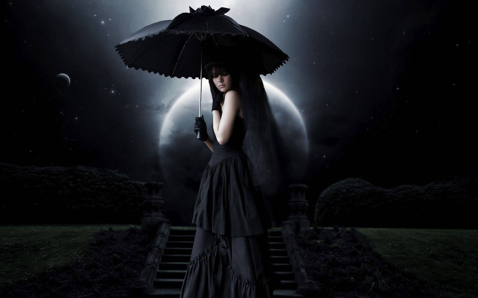 full moon 桌布 壁紙 — 一位身穿黑色長裙的女性在黑暗、繁星點點的夜晚花園中，於一輪發光的月亮下撐著一把黑色陽傘。