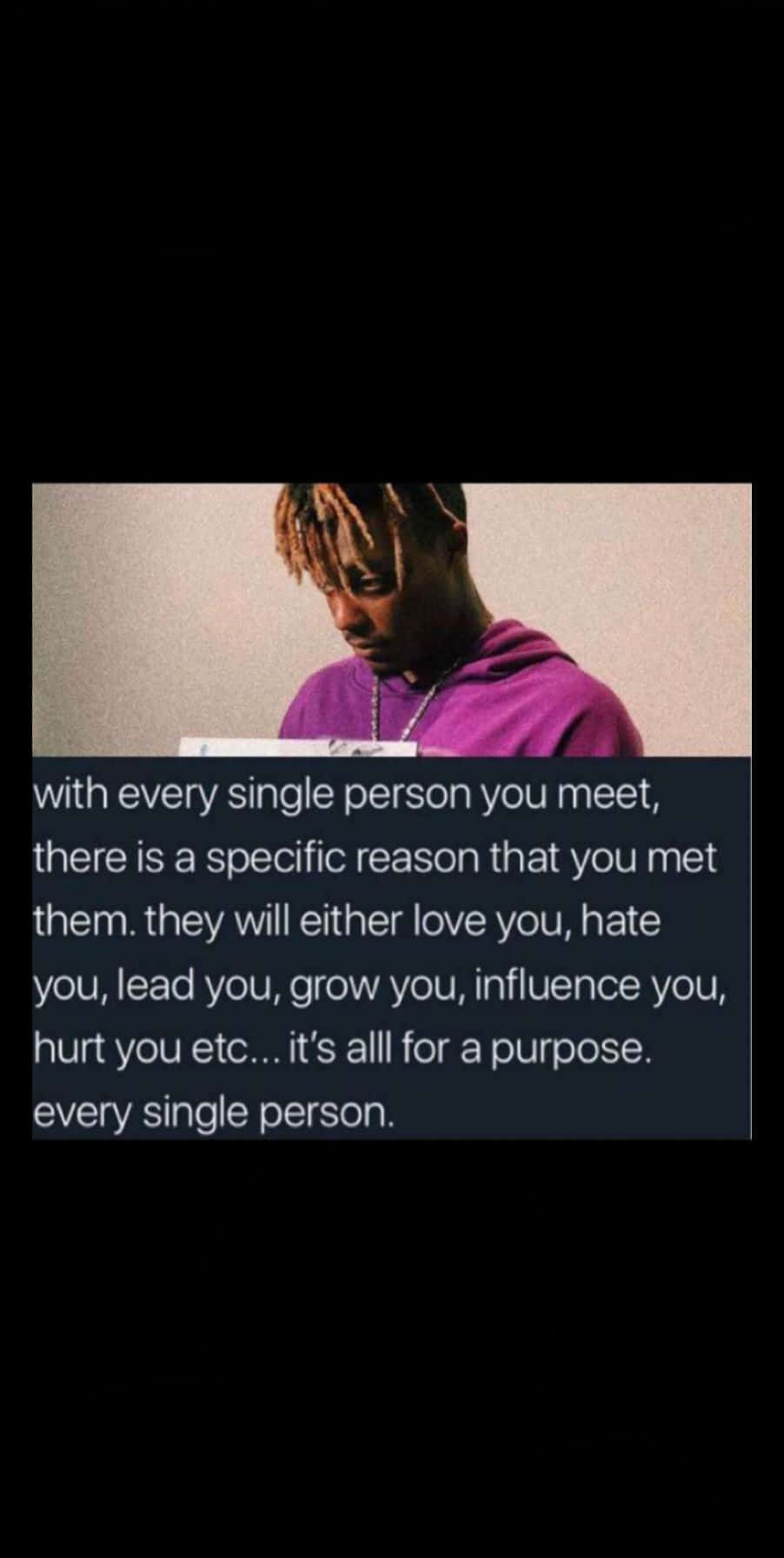 Juice Wrld Quotes 桌布 壁紙 — 一位辮子頭髮的年輕男子穿著紫色連帽衫向下看，文字疊加在圖像上。