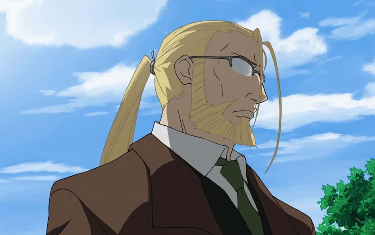 Van Hohenheim 桌布 壁紙 — 一位金髮、戴眼鏡、紮馬尾的動畫男子，身穿棕色西裝，站在晴朗的藍天白雲下。