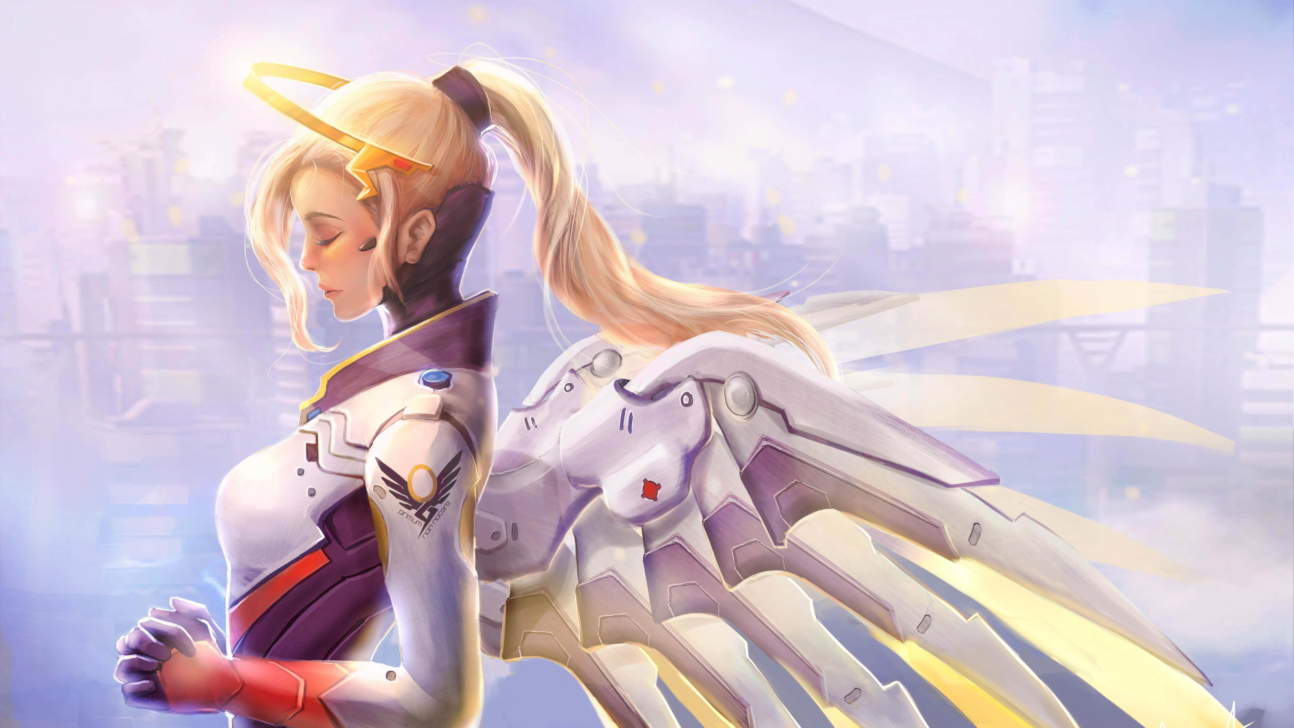 Overwatch Mercy 桌布 壁紙 — 一位金髮動漫天使，擁有機械翅膀，站在朦朧的未來城市景觀中，散發柔和光芒。