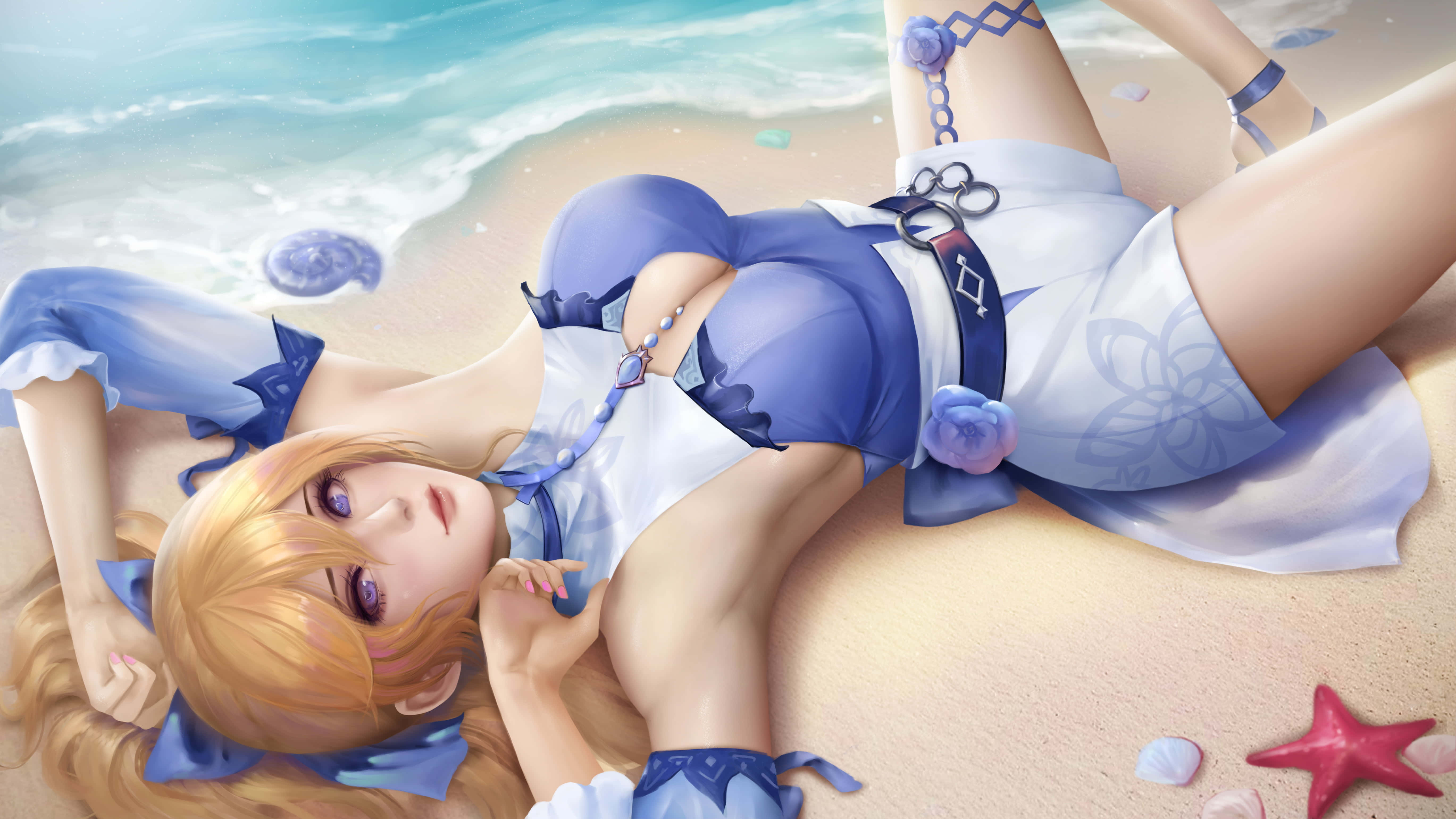 Beach Games 桌布 壁紙 — 一位金髮動漫女孩穿著藍白泳衣在沙灘上放鬆，附近有海浪和海星。