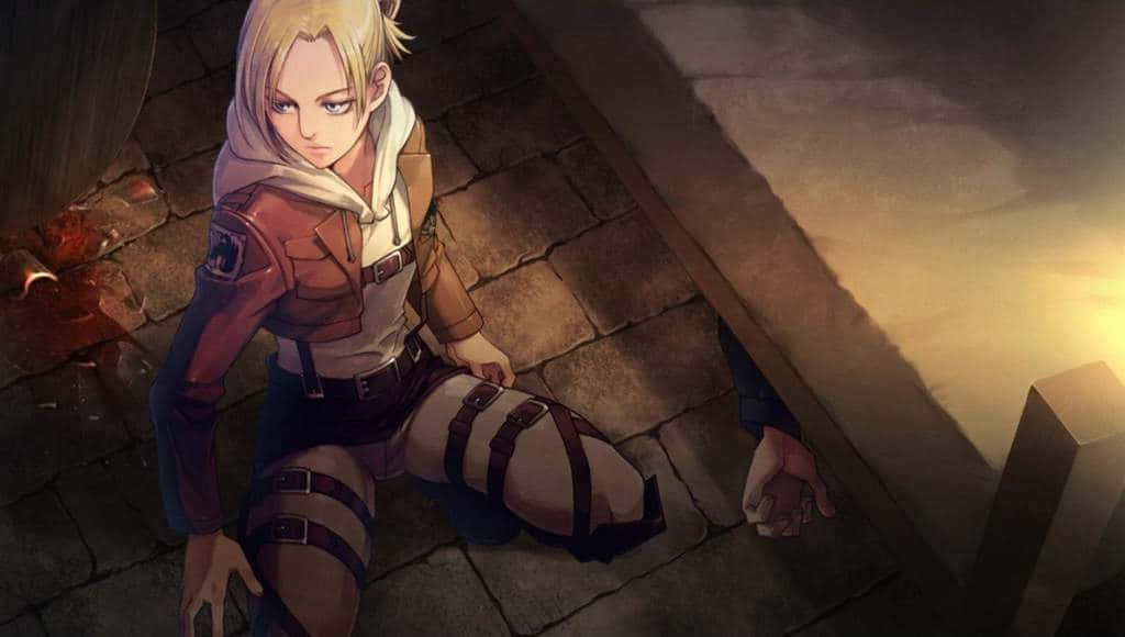 Annie Leonhart 桌布 壁紙 — 一位金髮動漫女孩穿著軍服，在溫暖的環境光下跪在石鋪路面上，旁邊有一隻倒下的手。