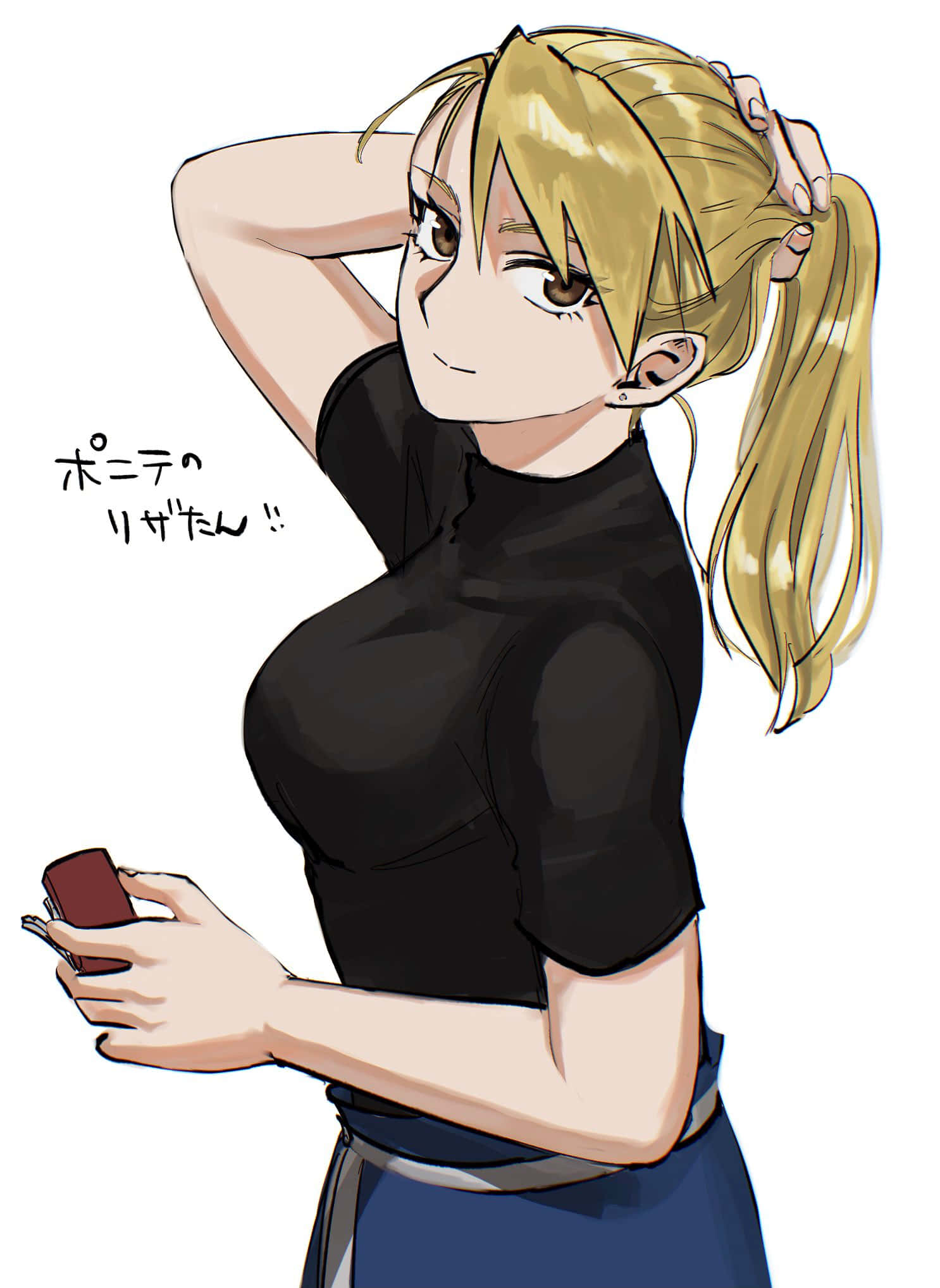Riza Hawkeye 桌布 壁紙 — 一位金髮動漫女孩穿著黑色上衣和藍色裙子，手持紅色物體，頑皮地調整她的馬尾辮。