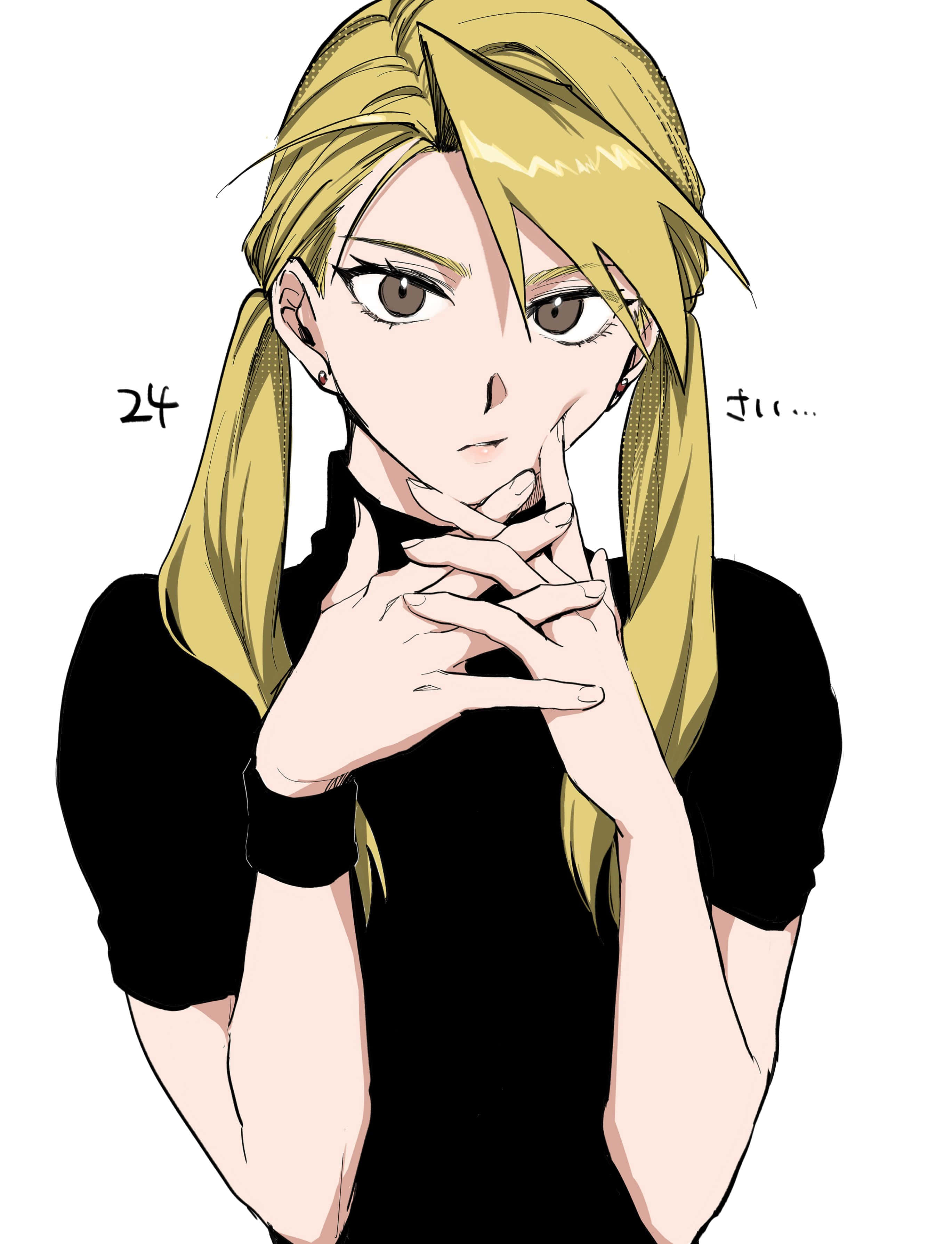 Riza Hawkeye 桌布 壁紙 — 一位金髮動漫女孩穿著黑色襯衫，雙手合十放在下巴附近，表情若有所思。