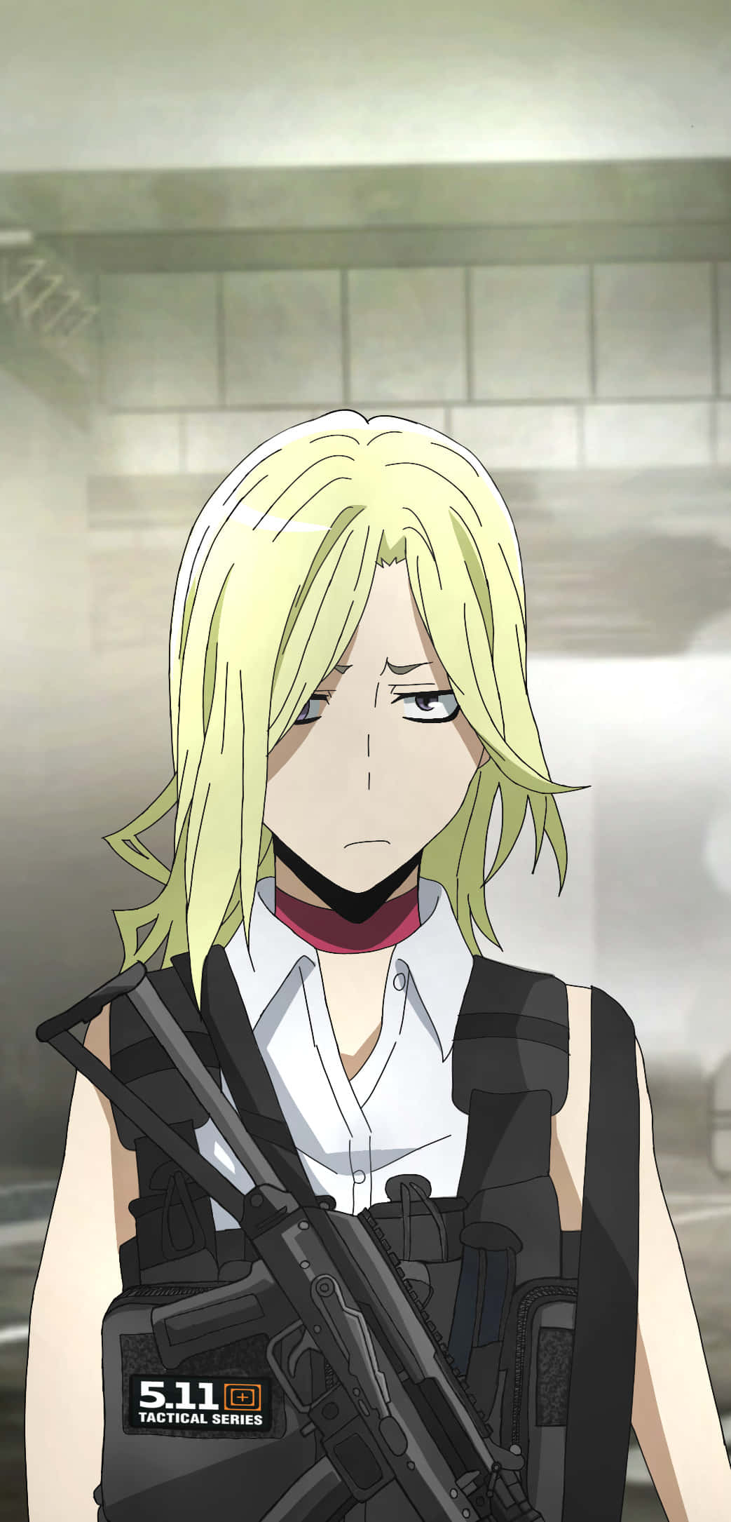 Durarara Vorona 桌布 壁紙 — 一位金髮動漫女孩表情嚴肅，在昏暗的工業環境中手持戰術步槍。