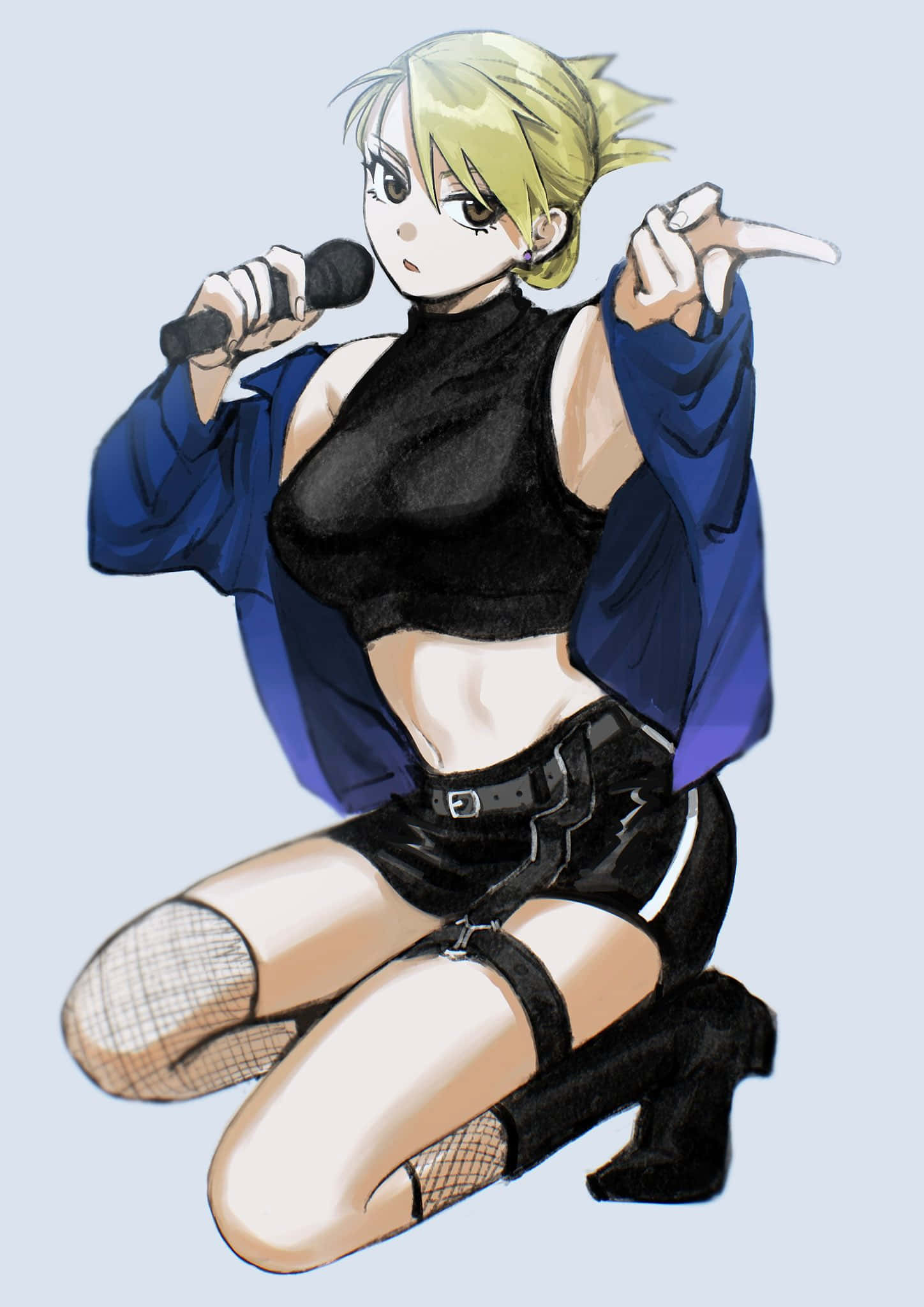 Riza Hawkeye 桌布 壁紙 — 一位金髮動漫女孩跪著，手持麥克風，自信地指著前方。