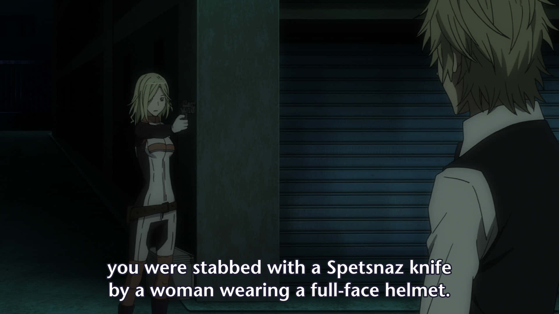 Durarara Vorona 桌布 壁紙 — 一位金髮動漫女性穿著白色服裝，在光線昏暗、百葉窗關閉的小巷中手持刀具面對一名男子。