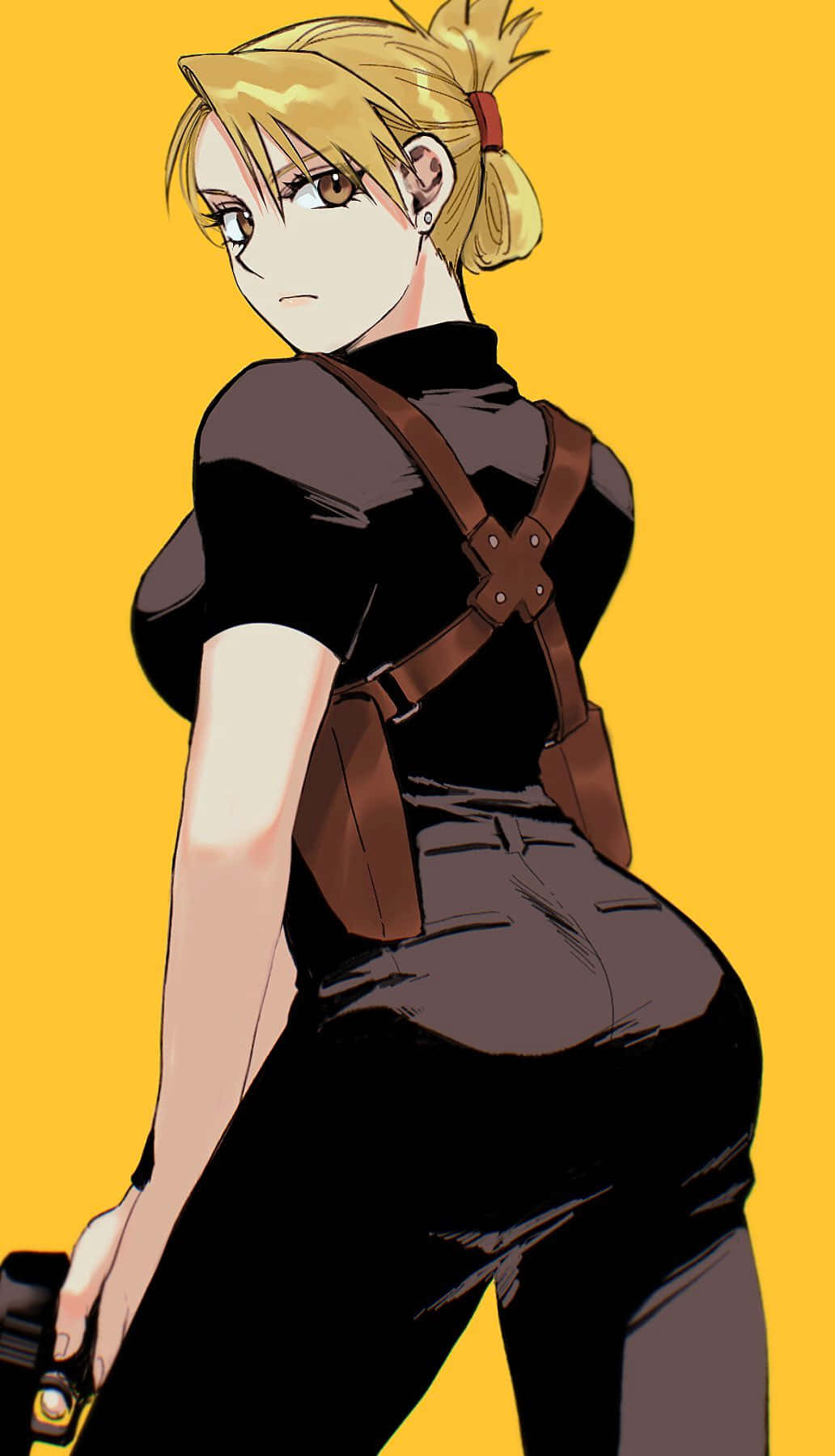 Riza Hawkeye 桌布 壁紙 — 一位金髮動漫女性穿著黑色服裝搭配棕色肩帶，在純黃色背景上轉頭越過肩膀。