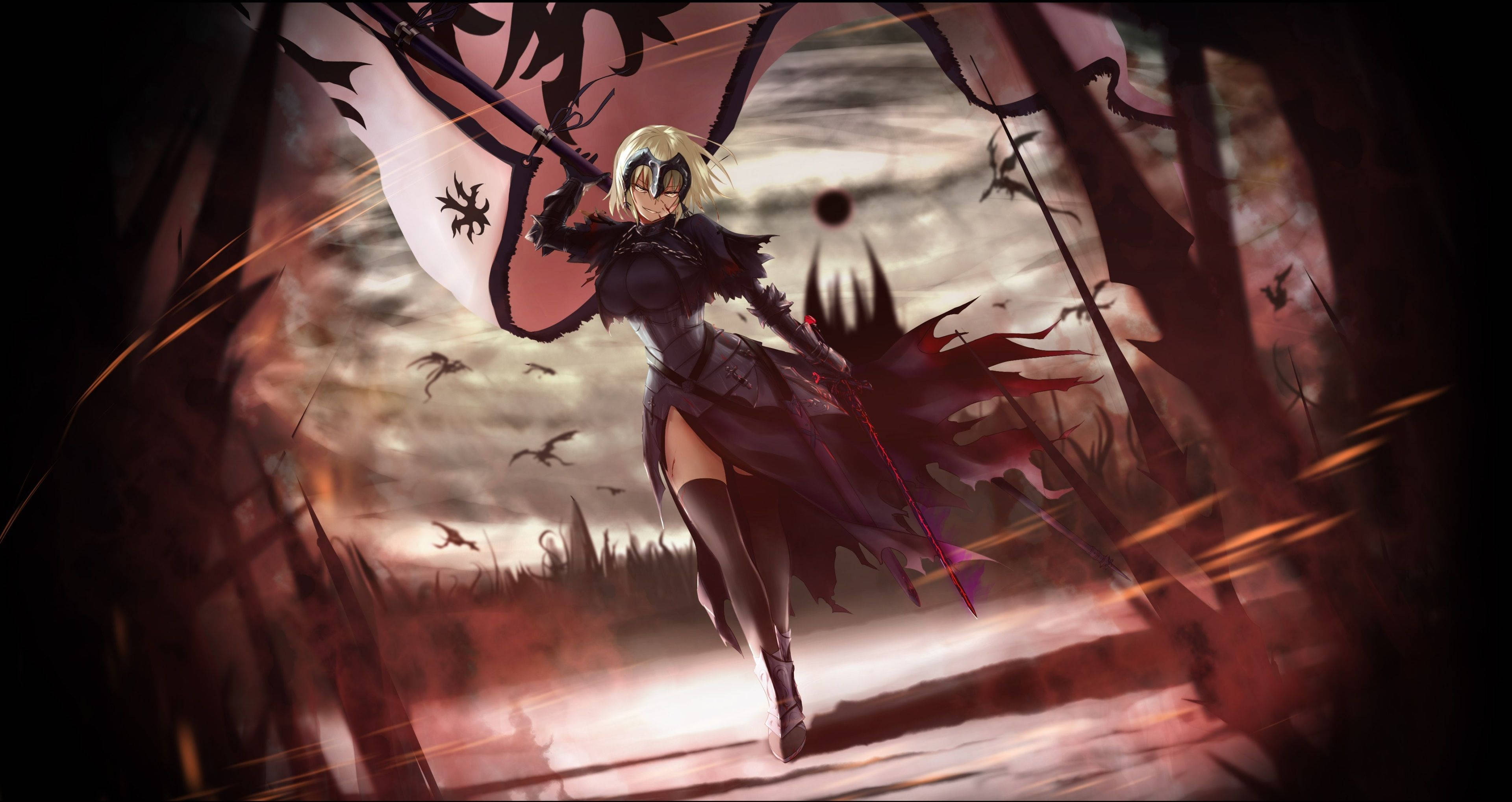 《Fate/Grand Order》Saber 壁紙 — 一位金髮動漫戰士身穿暗色盔甲，在熾熱的戰場上揮舞著發光的劍，周圍有飛翔的蝙蝠和不祥的剪影。