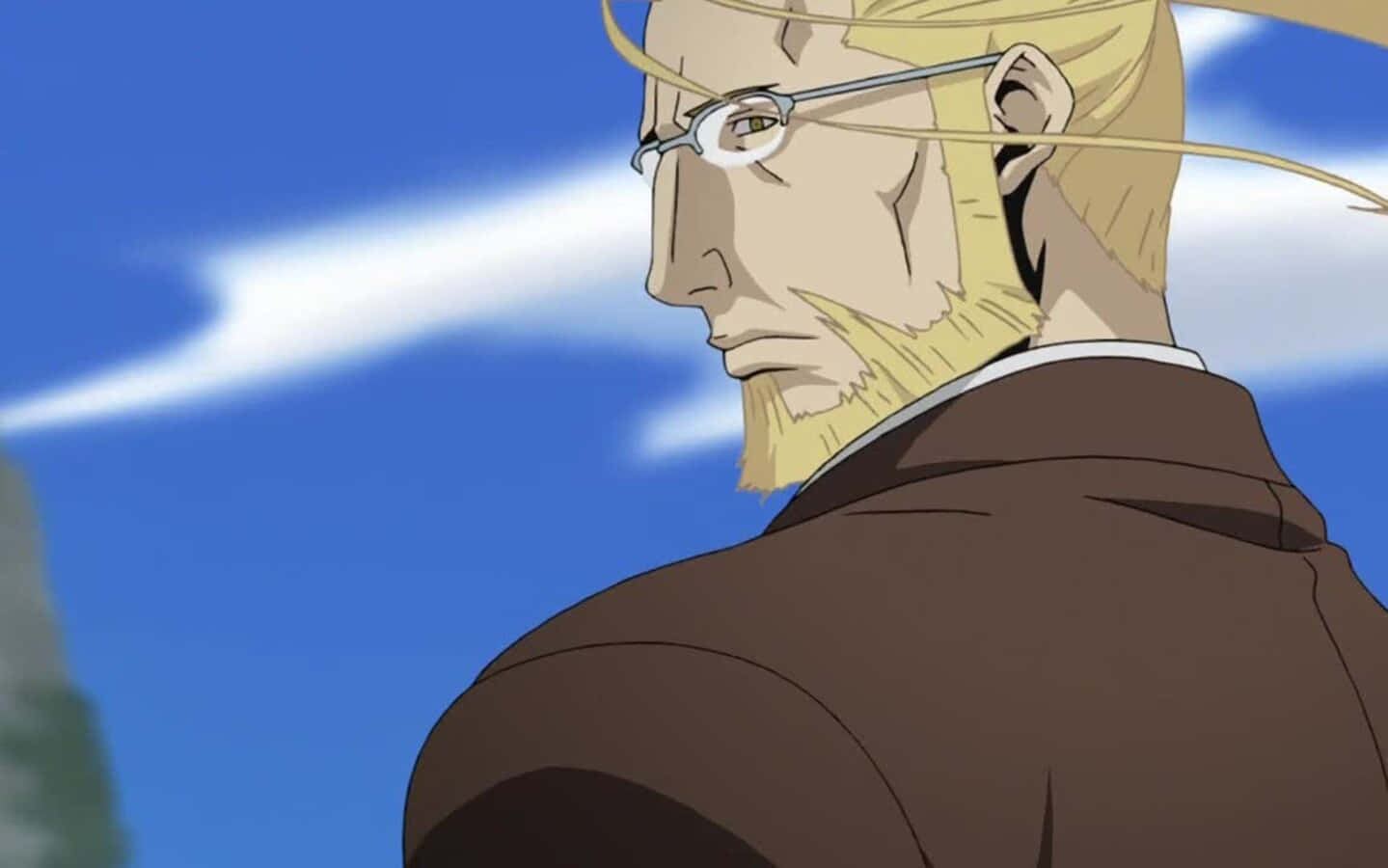 Van Hohenheim 桌布 壁紙 — 一位金髮動漫男子，戴著眼鏡和鬍鬚，在明亮的藍天和薄雲中眺望遠方。