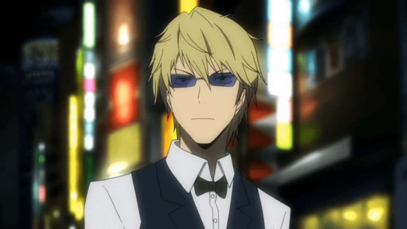 Kasuka Heiwajima 桌布 壁紙 — 一位金髮動漫男子穿著燕尾服和太陽眼鏡，夜晚站在霓虹燈閃爍的都市街道上。