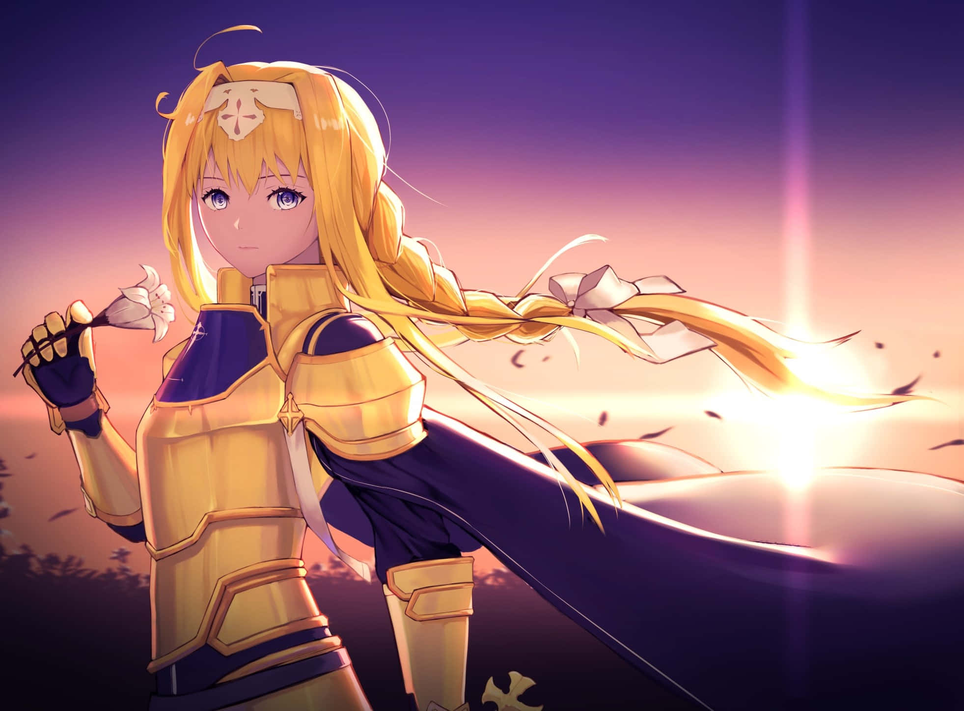 Alice Zuberg 桌布 壁紙 — 一位金髮動漫騎士身穿金色盔甲，手持白色花朵，站在燦爛的日落天空前。
