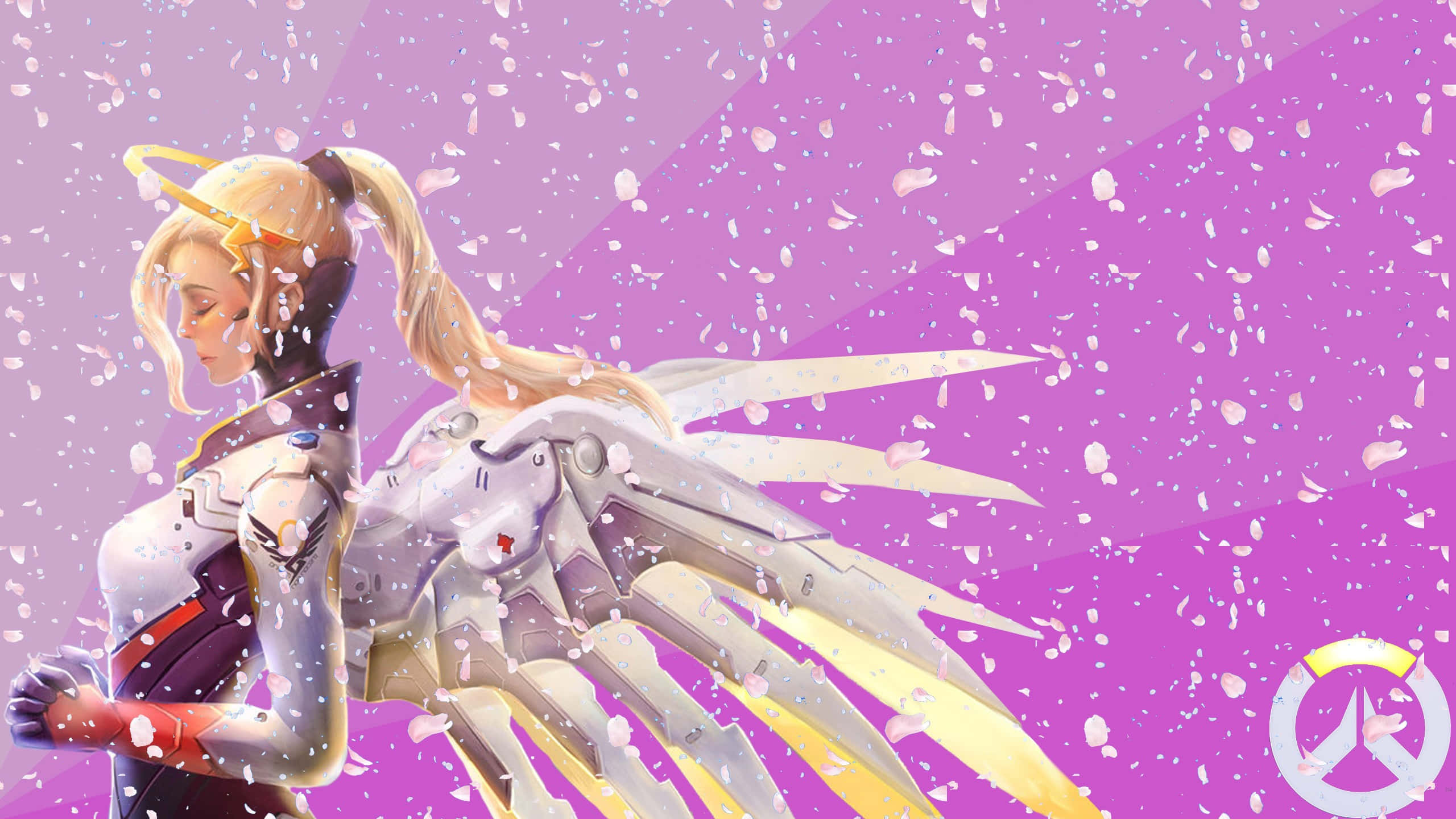 Overwatch Mercy 桌布 壁紙 — 一位金髮天使般的戰士，擁有機械翅膀，站在飄落的花瓣中，背景是絢麗的紫色漸變。