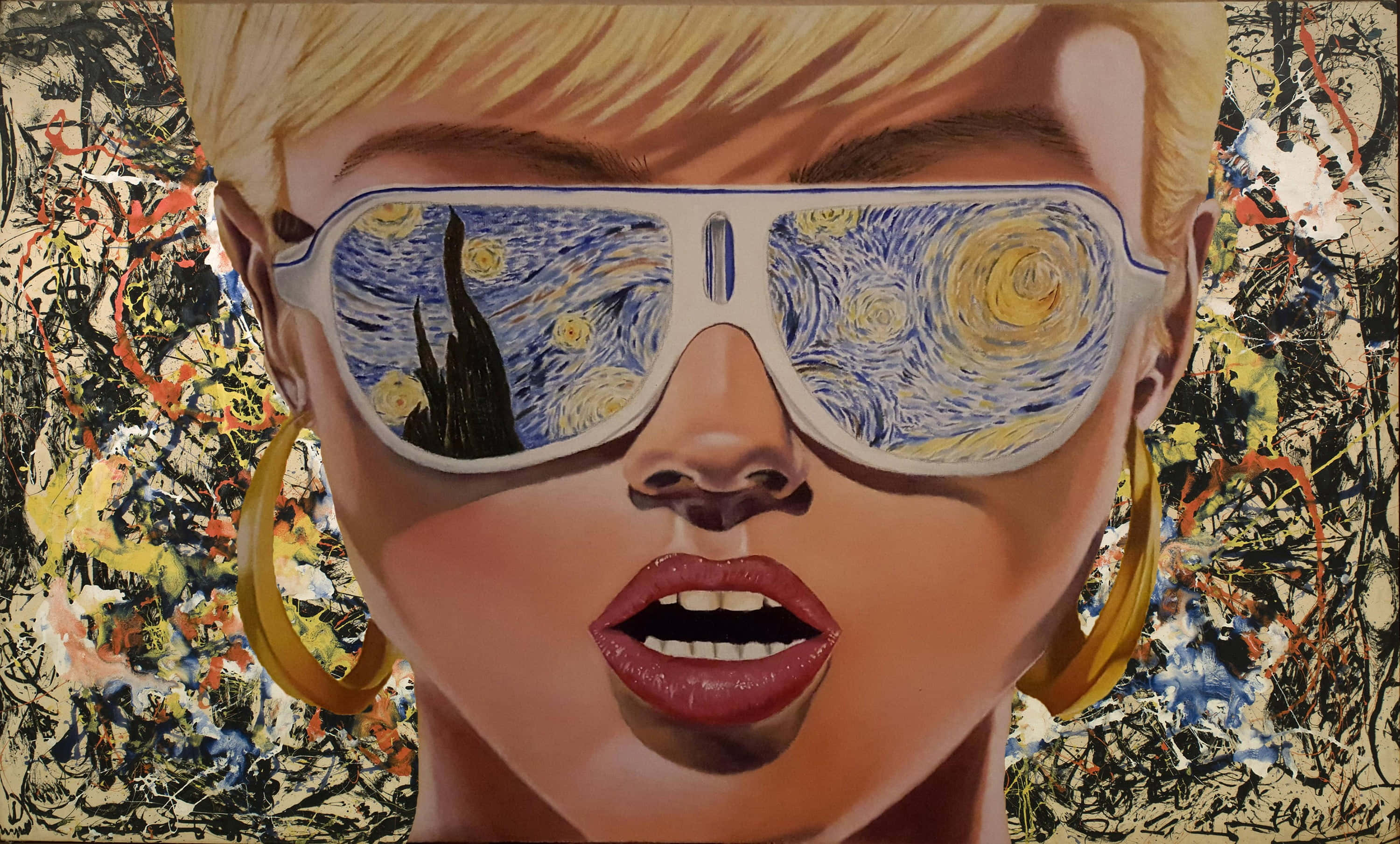 Sunglasses 桌布 壁紙 — 一位金髮女子戴著金色耳環，戴著超大太陽眼鏡，在混亂的抽象背景上反射梵高的星夜。