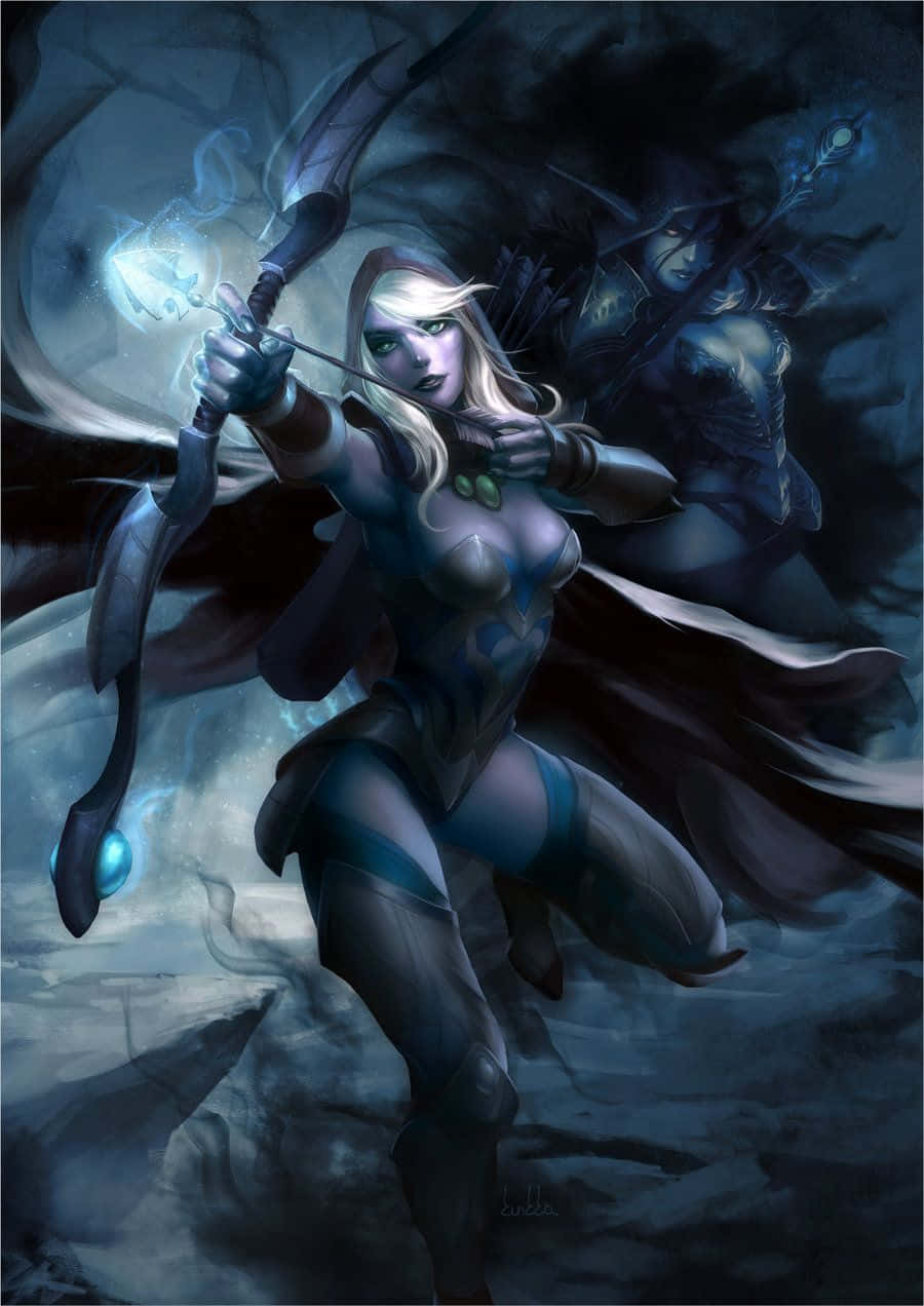 Drow Ranger 桌布 壁紙 — 一位金髮女弓箭手身穿暗色盔甲，在風暴般的神秘環境中拉開發光的弓，身後有一個戴兜帽的身影。