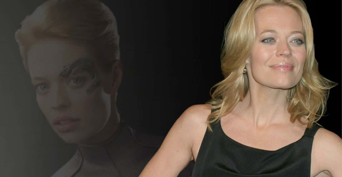 Jeri Ryan 桌布 壁紙 — 一位金髮女性在黑暗背景前微笑，背景中有她自己褪色的鬼影肖像，帶有網絡面部標記。