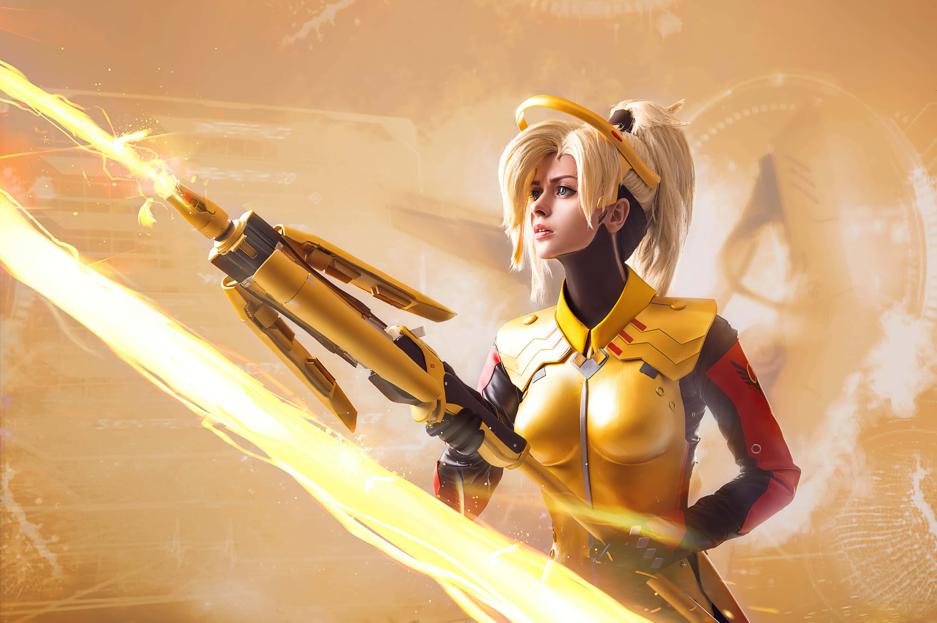 Gaming Cosplay 桌布 壁紙 — 一位金髮女戰士身穿金色盔甲，在溫暖發光的背景下發射熾熱的能量武器。