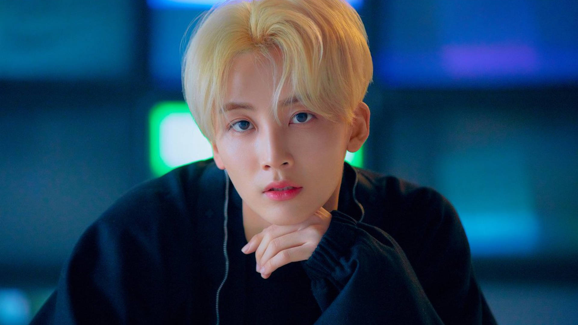Yoon Jeonghan You Made My Dawn 壁紙 — 一位金髮年輕人將下巴靠在手上，背景是發光的藍色和綠色霓虹燈。