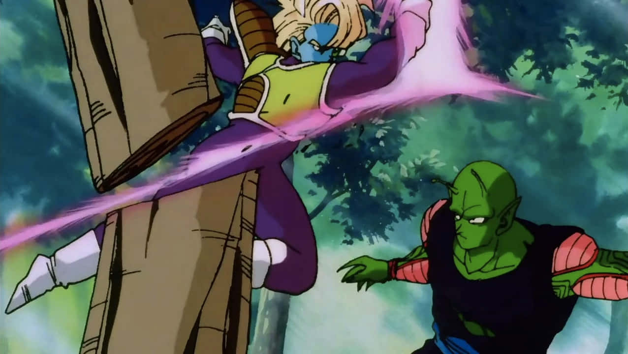 Vegeta's Energy Blade 桌布 壁紙 — 一位金髮戰士穿著紫色和綠色的盔甲，在森林中用粉紅色能量劍砍向綠色皮膚的對手。