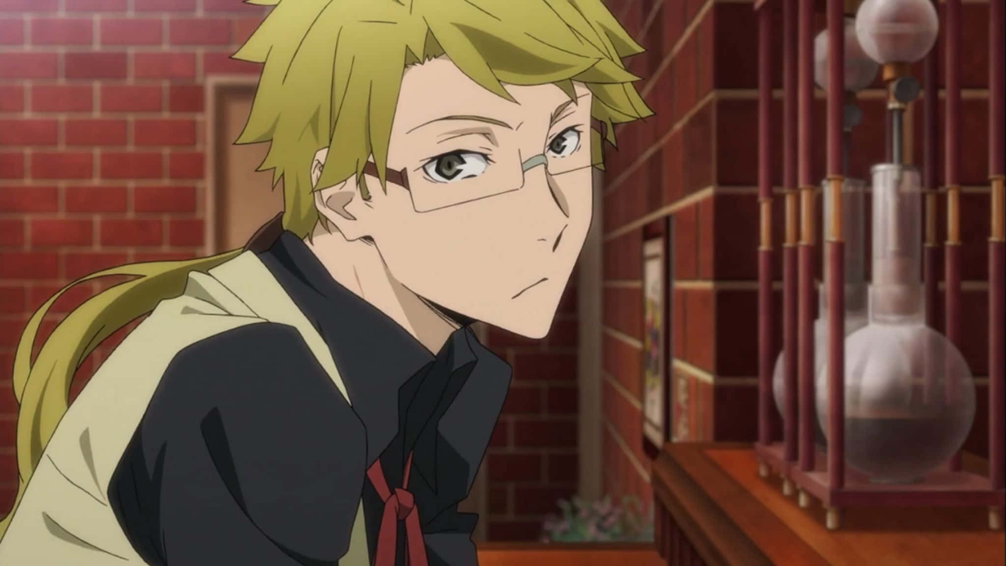 Kunikida 桌布 壁紙 — 一位金髮戴眼鏡的動畫男孩在溫暖燈光的磚牆房間裡，帶著實驗設備沉思地凝視著。