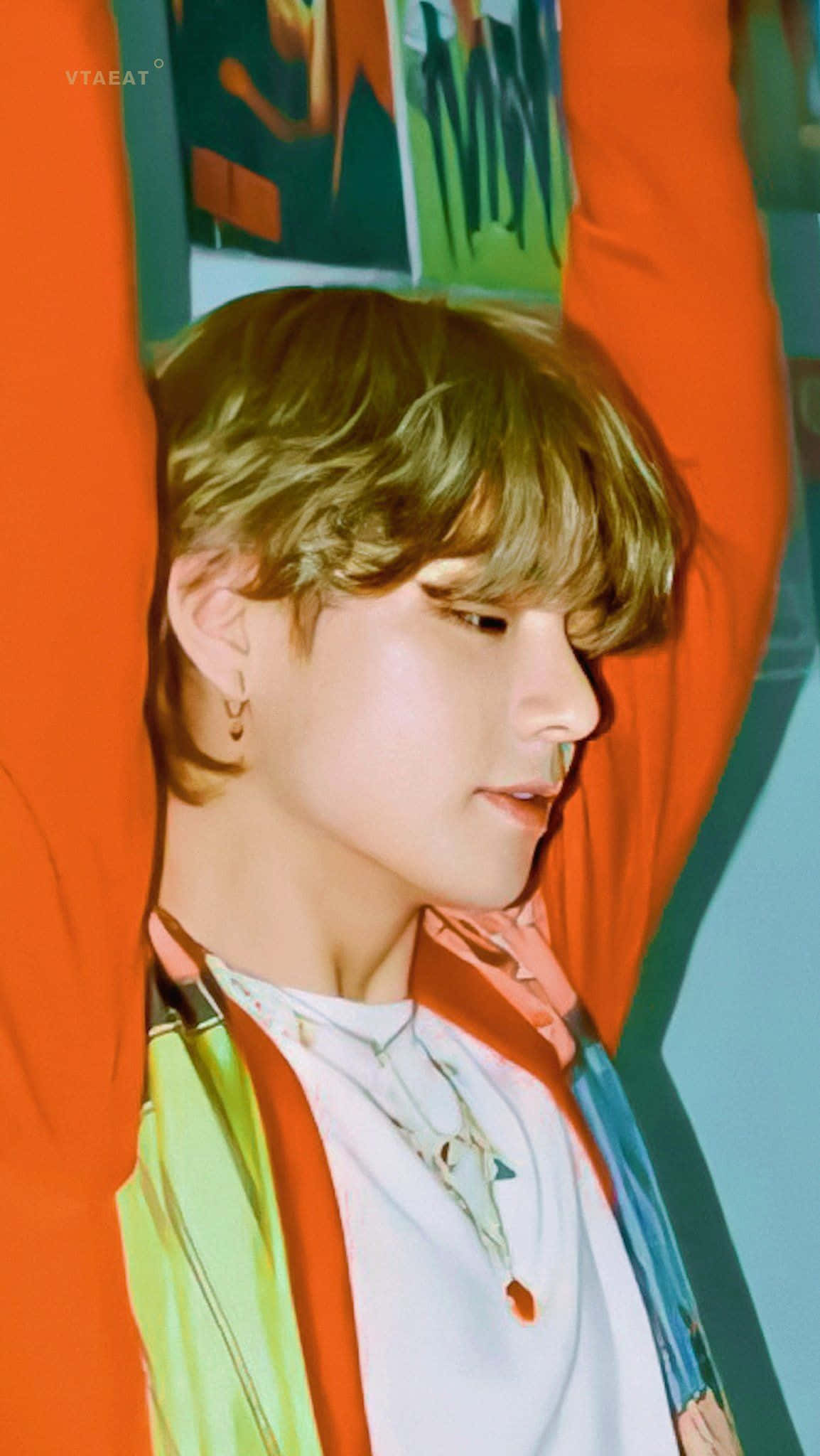 Taehyung Cute 桌布 壁紙 — 一位金髮戴金色圓環耳環的年輕男子，在充滿活力的橙色和藍綠色背景前側視。