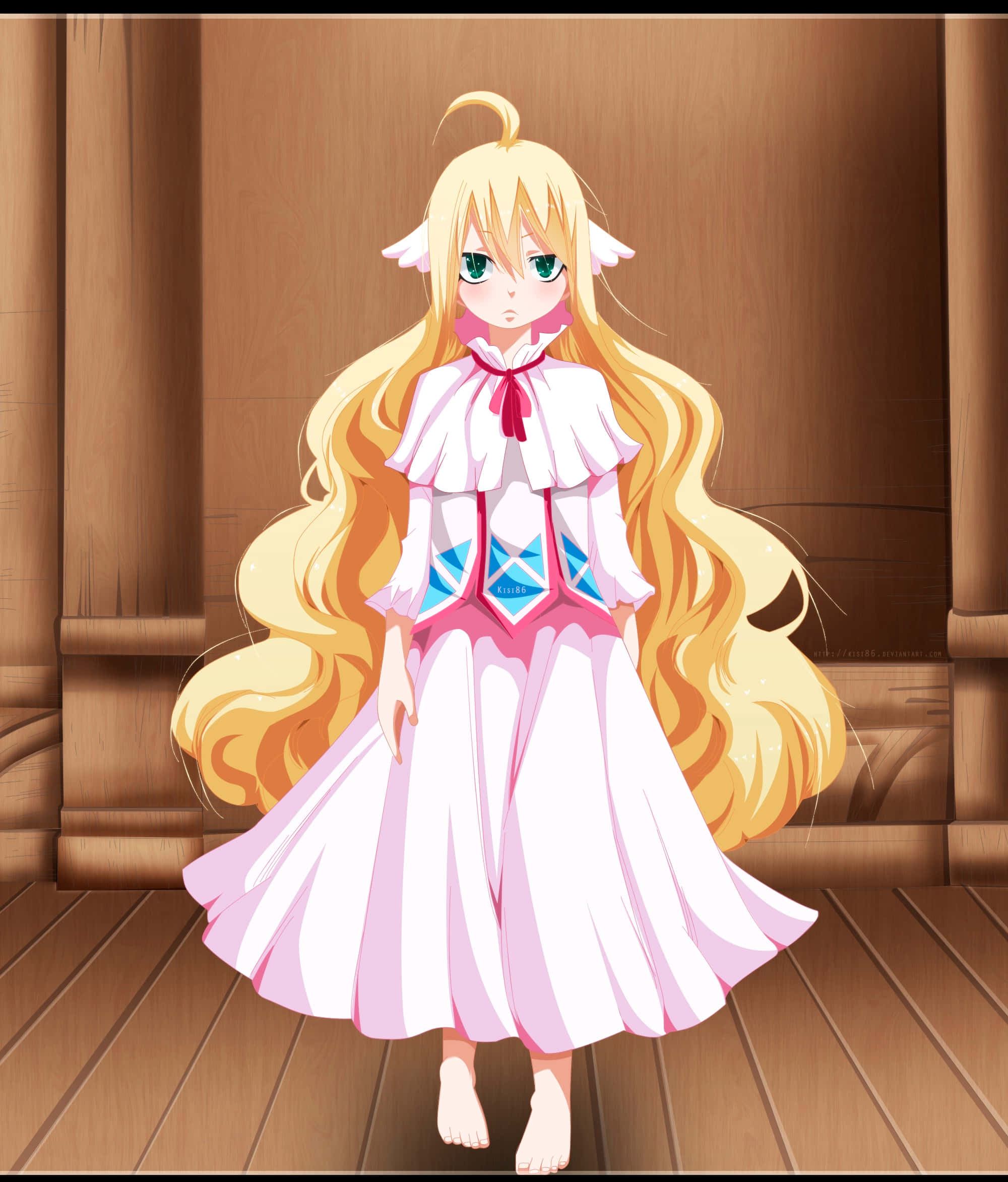 Mavis Vermillion 桌布 壁紙 — 一位金髮碧眼、擁有天使耳朵的動漫女孩赤腳站在木質房間裡，穿著帶有藍色寶石裝飾的白色和粉紅色連衣裙。