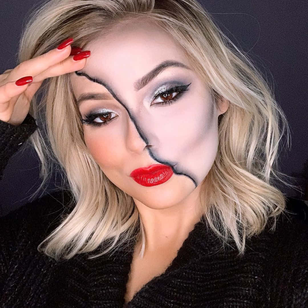 Halloween Makeup 桌布 壁紙 — 一位金髮碧眼、紅唇大膽的女性，半邊臉塗上鮮明的黑白兩色，營造出戲劇性的分裂效果。