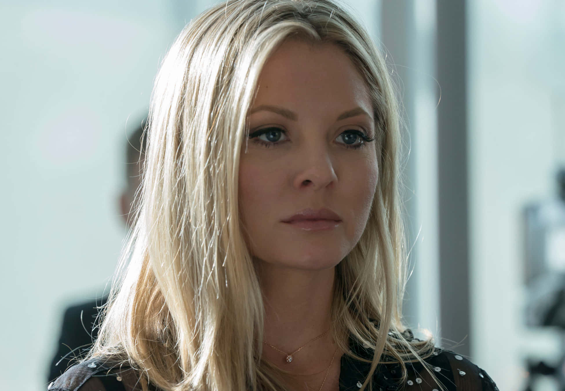 Kaitlin Doubleday 桌布 壁紙 — 一位金髮碧眼的女人在明亮的現代辦公室中近距離直視鏡頭。