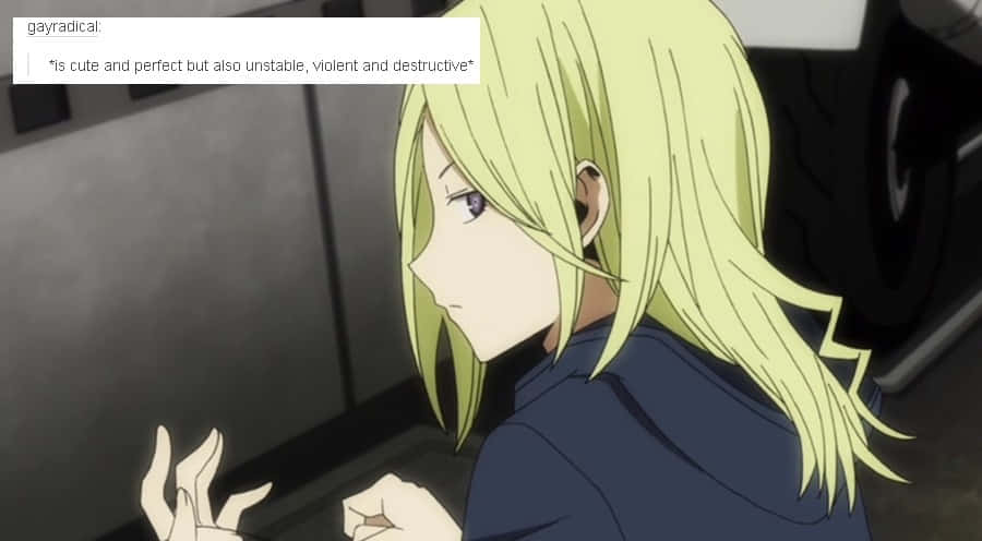 Durarara Vorona 桌布 壁紙 — 一位金髮紫眼的動漫女孩坐在昏暗的車庫裡，雙手緊握，姿勢緊張而充滿矛盾。