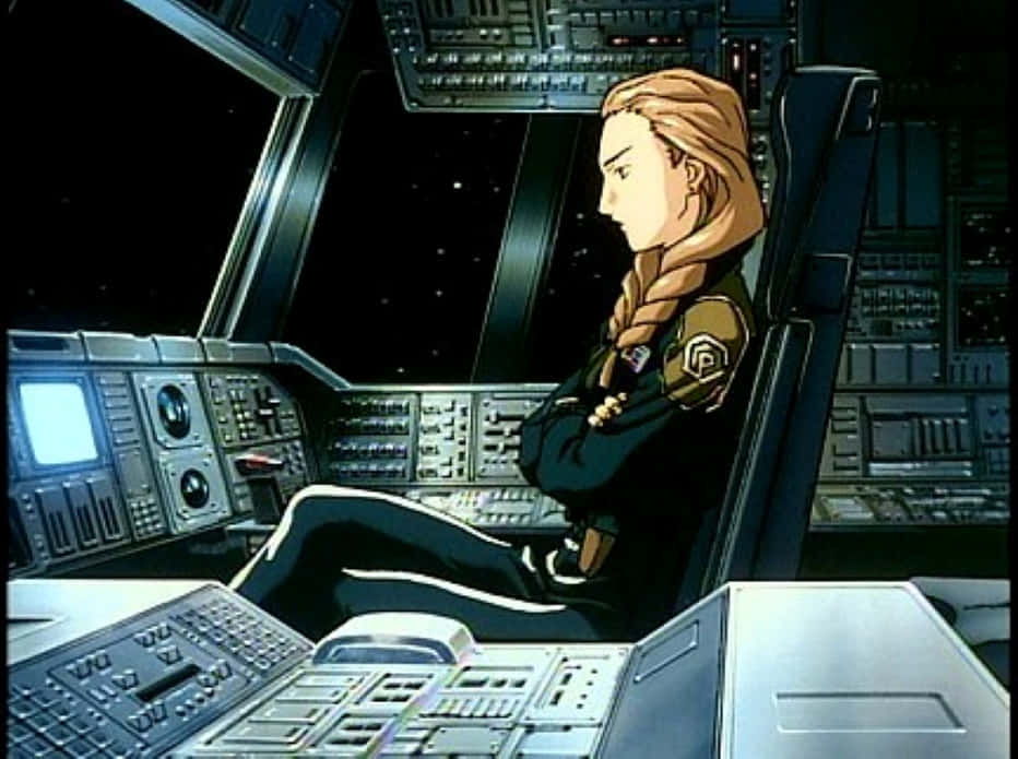 Gundam Wing Sally Po 桌布 壁紙 — 一位金髮辮子動畫飛行員自信地坐在滿是星星的太空船駕駛艙中，雙臂交叉。