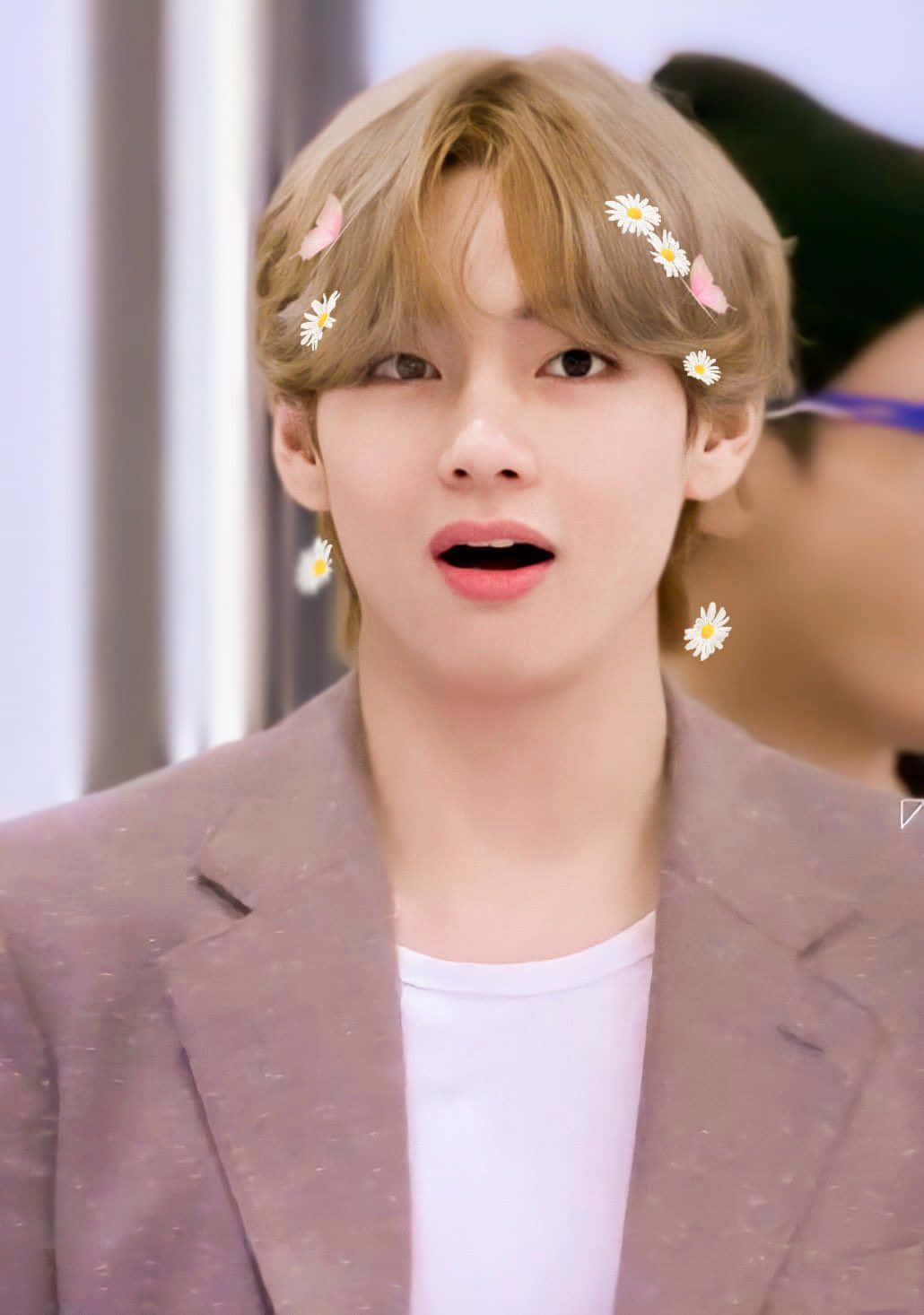Taehyung Cute 桌布 壁紙 — 一位金髮青年，頭髮上裝飾著雛菊和粉紅色花瓣，身穿淡紫色西裝外套內搭白色T恤。