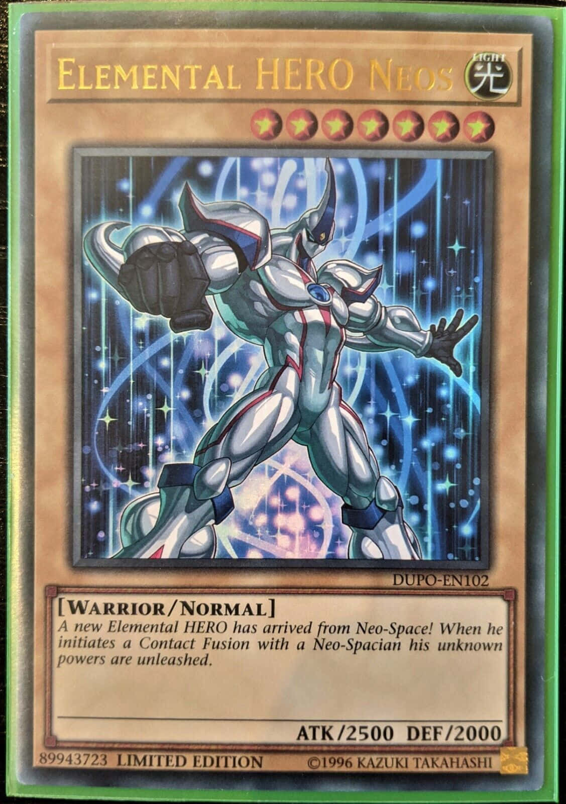 Yugioh Elemental Hero 桌布 壁紙 — 一位銀色裝甲英雄動態地站在發光的藍色宇宙背景前，背景有星星和能量線條。
