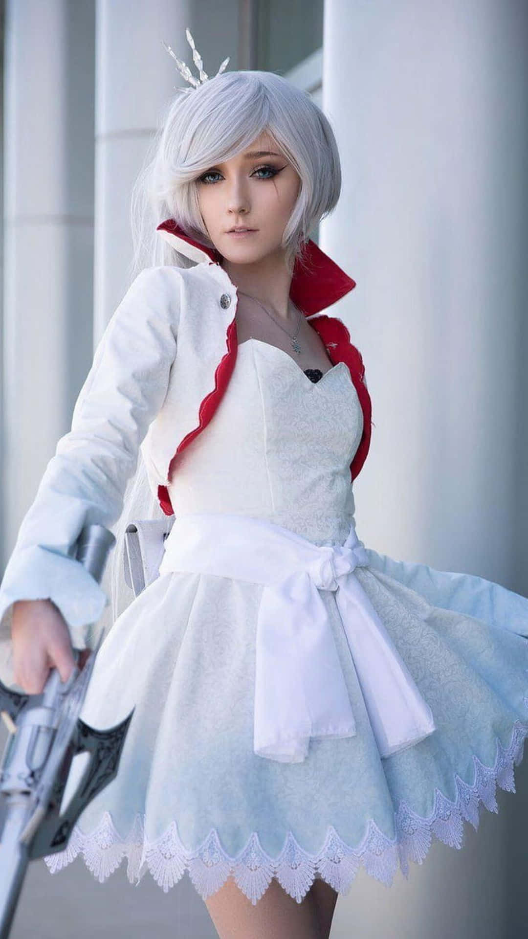 Cosplay Anime Kawaii 桌布 壁紙 — 一位銀髮、身穿白色蕾絲連衣裙的Cosplayer，在模糊的建築背景下手持一把劍。