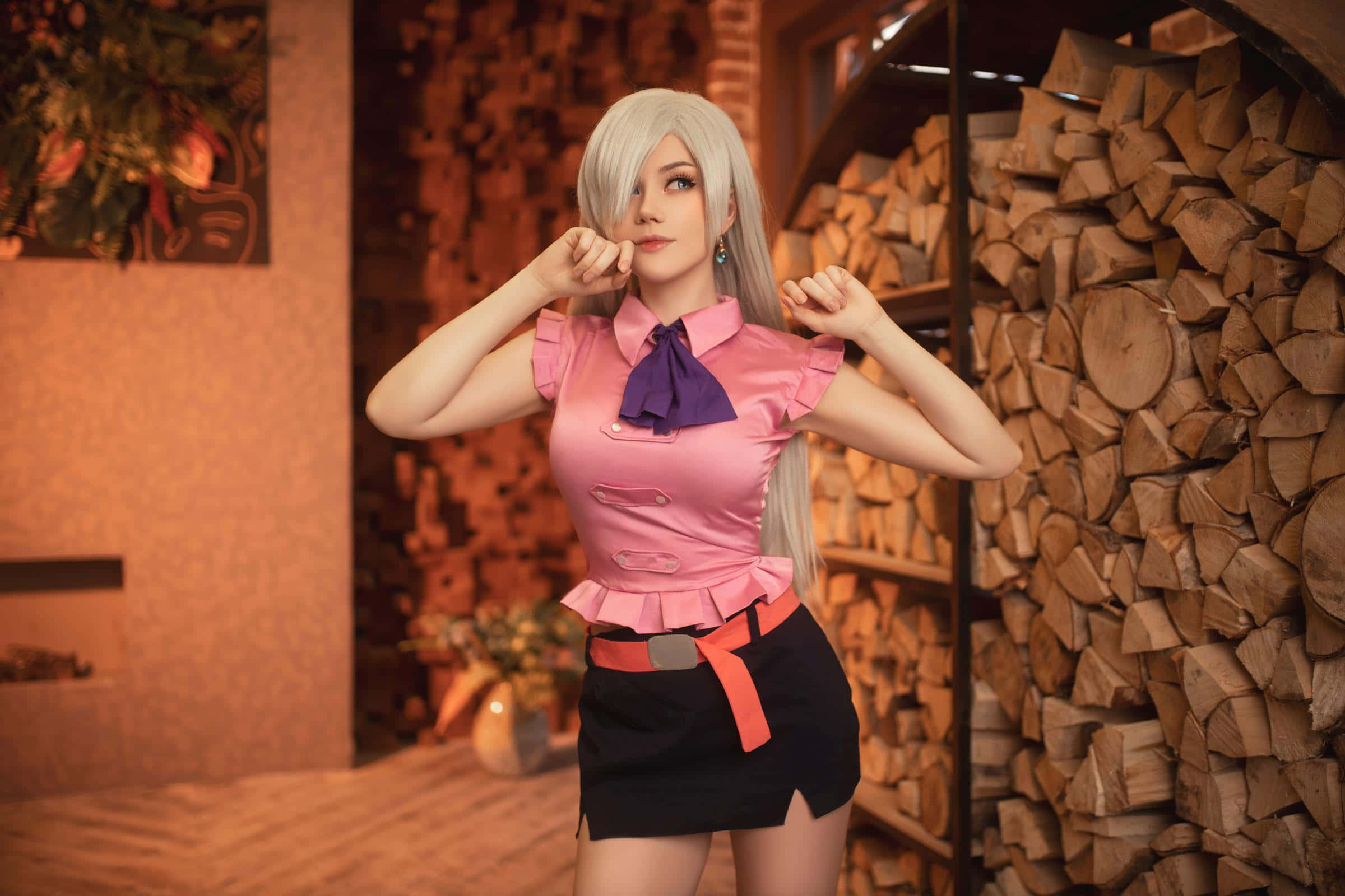 Seven Deadly Sins Elizabeth Liones 桌布 壁紙 — 一位銀髮cosplayer穿著粉紅色襯衫和黑色裙子，在堆疊的木牆前擺姿勢。