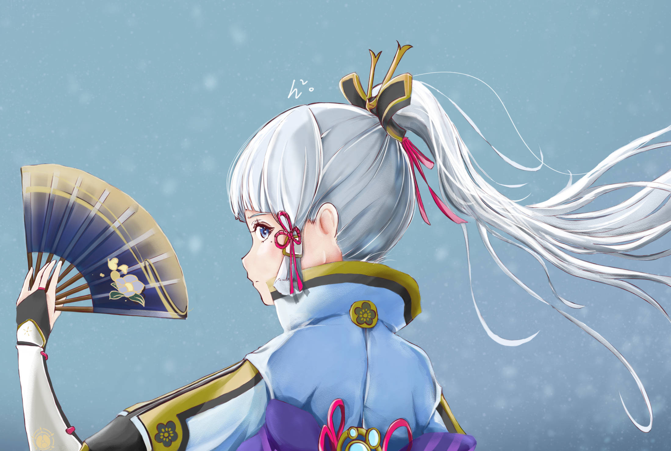遊戲 桌布 壁紙 — 一位銀髮動漫女孩穿著傳統藍色和金色服裝，在雪景天空下拿著裝飾扇。