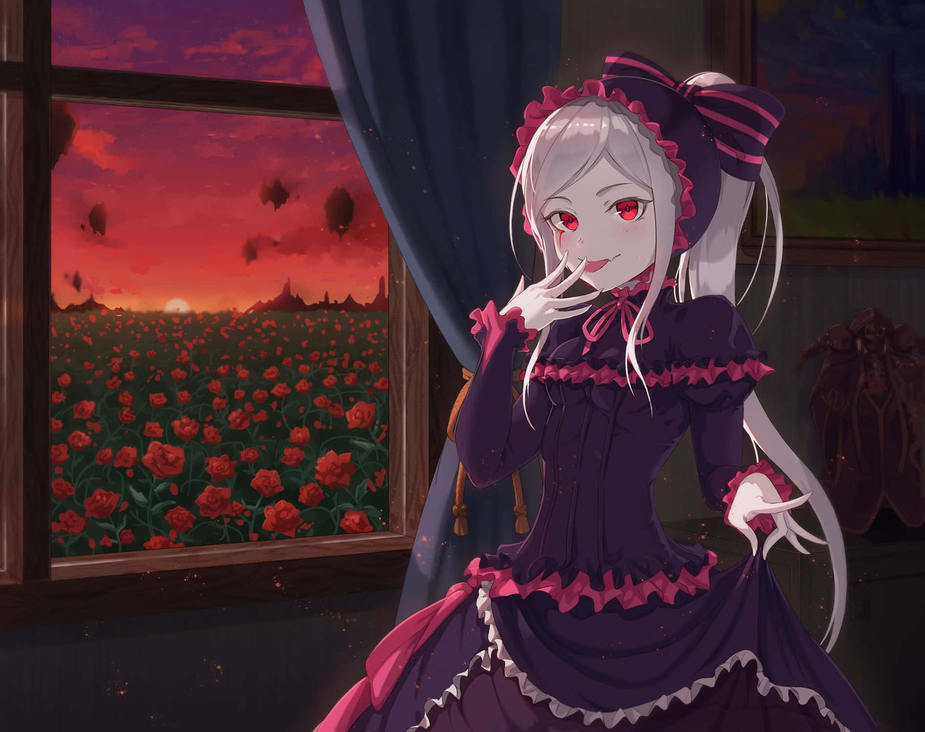 Gothic Costumes 桌布 壁紙 — 一位銀髮動漫女孩穿著紫色連衣裙配粉紅色荷葉邊，在窗邊俯瞰夕陽下的紅玫瑰花田，溫柔地微笑。