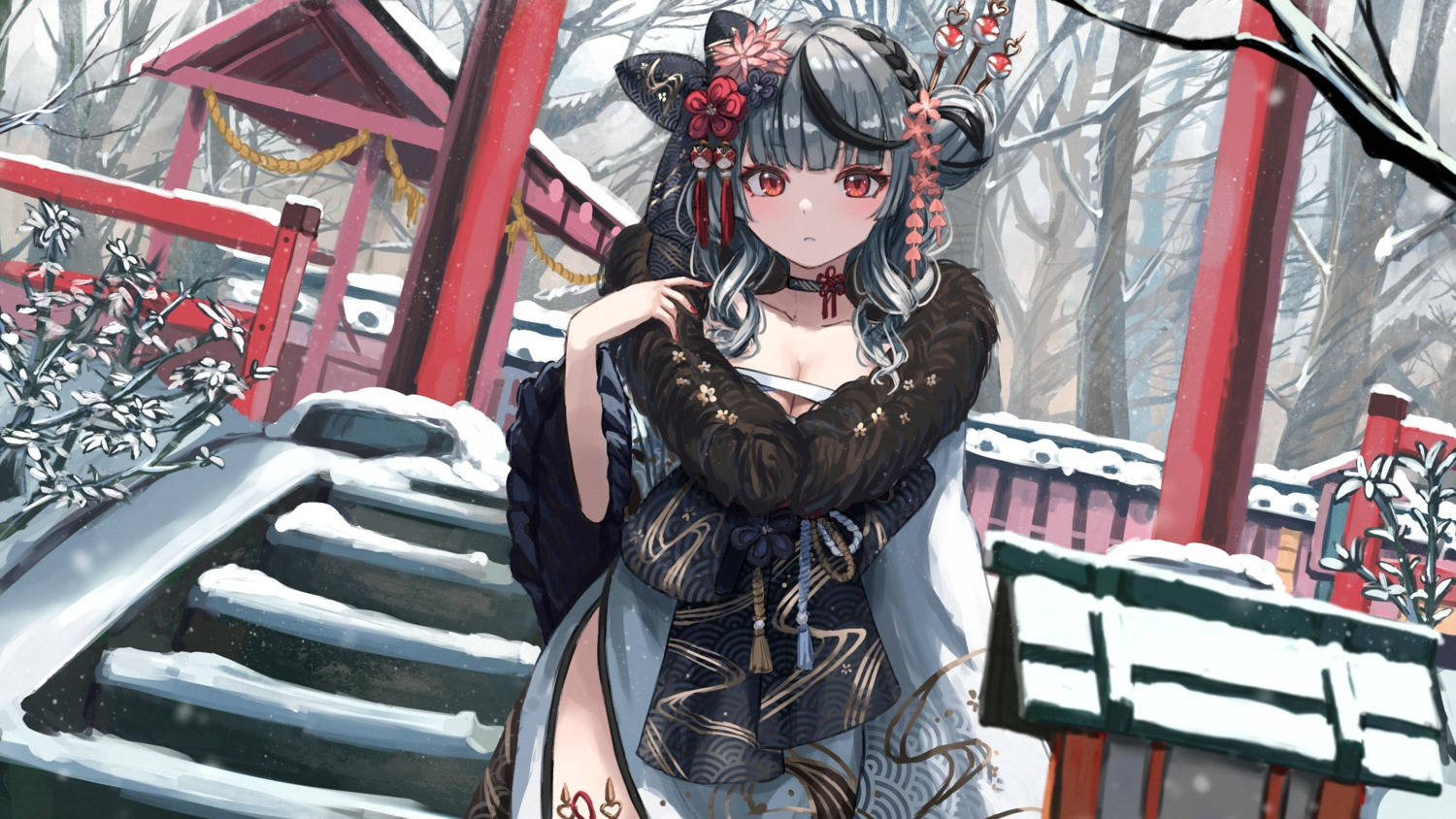 動漫女孩 桌布 壁紙 — 一位銀髮動漫少女穿著冬季和服，站在一座被雪覆蓋、有紅色柱子的日本神社前。