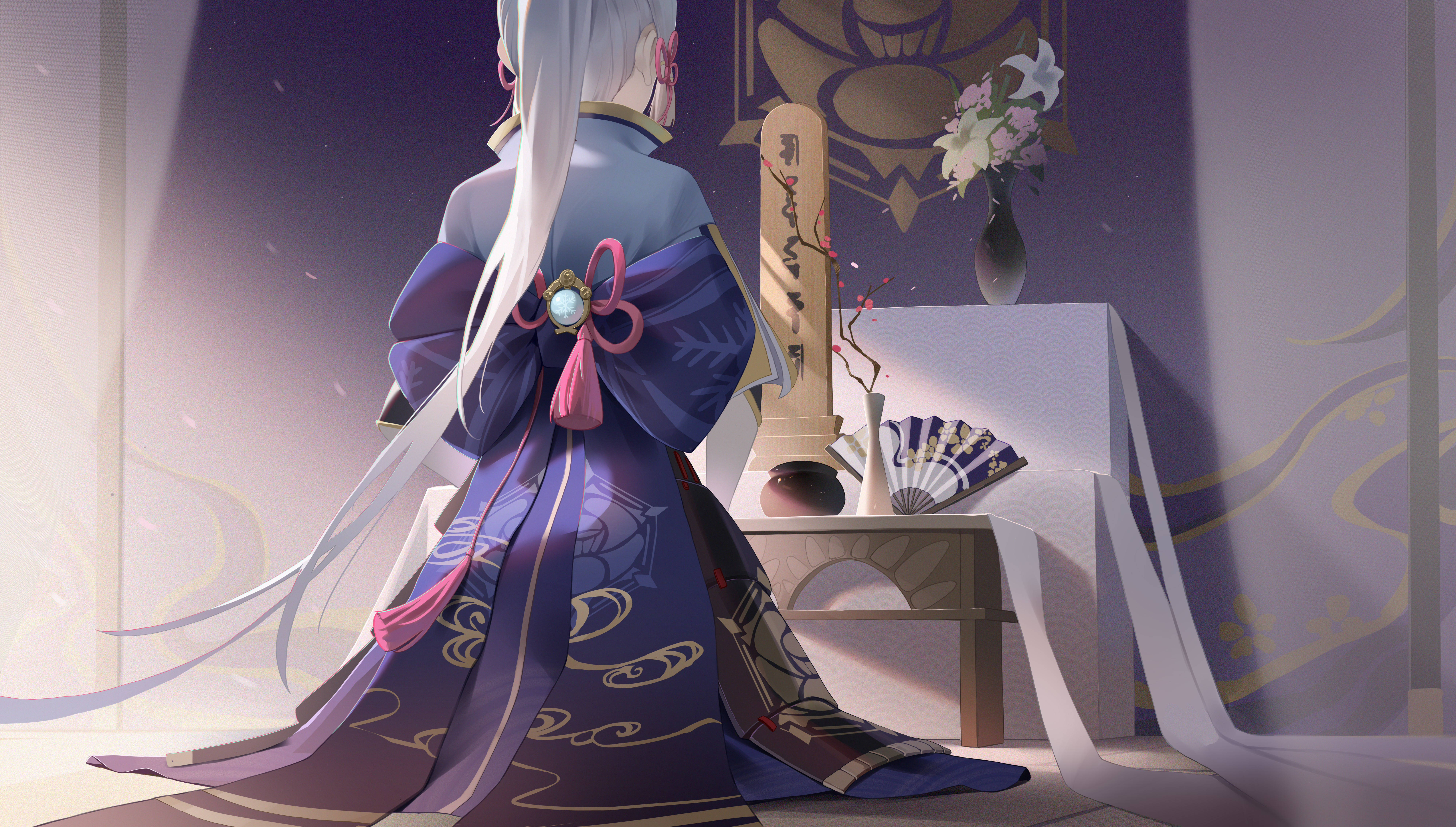 遊戲 桌布 壁紙 — 一位銀髮動漫少女穿著飄逸的紫色和服，站在柔和光線的傳統日式房間中，帶有花卉點綴。