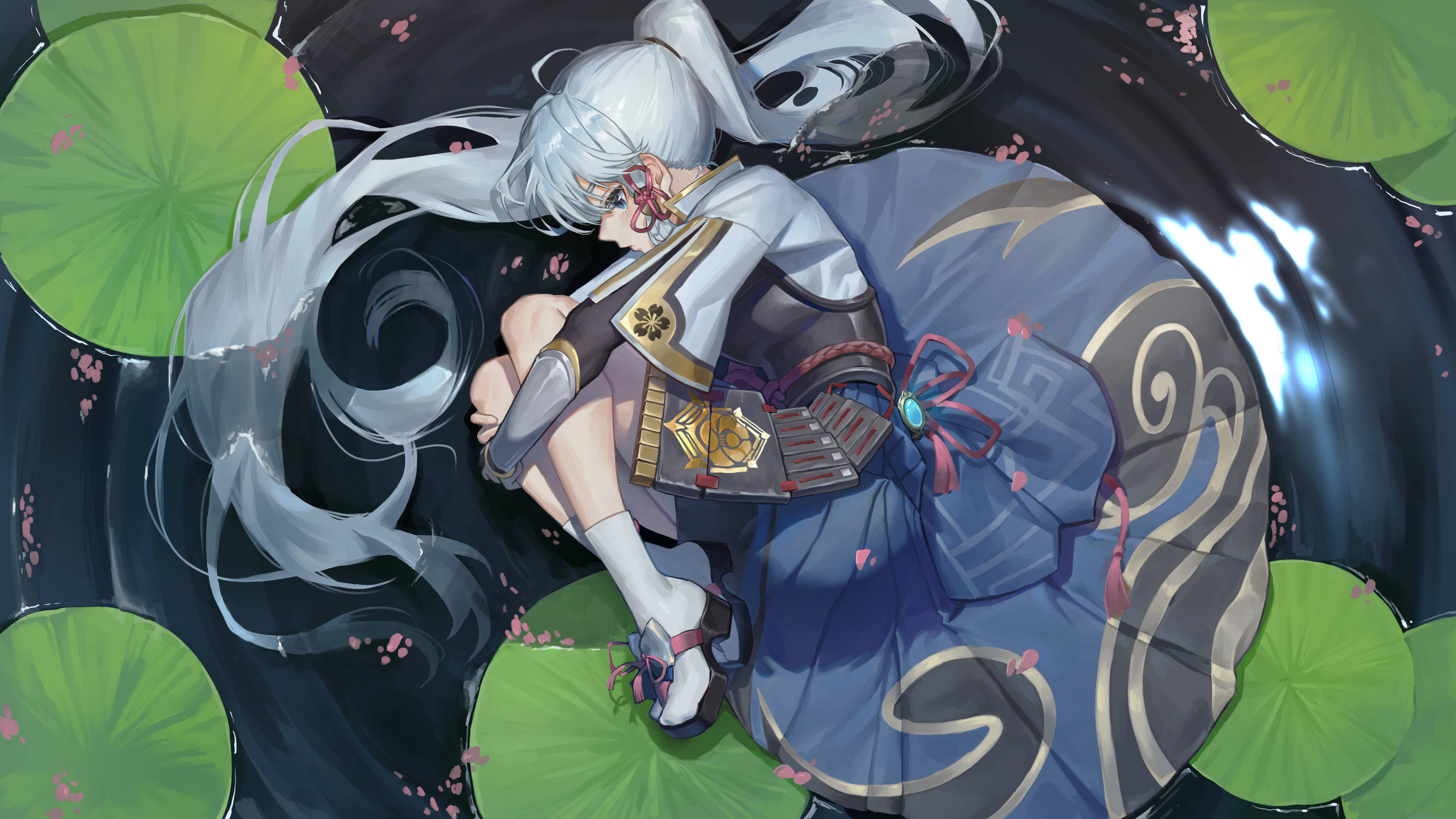遊戲 桌布 壁紙 — 一位銀髮動漫少女身穿傳統藍金色服飾，在黑暗的水面和漂浮的櫻花中優雅地躺在睡蓮葉上。