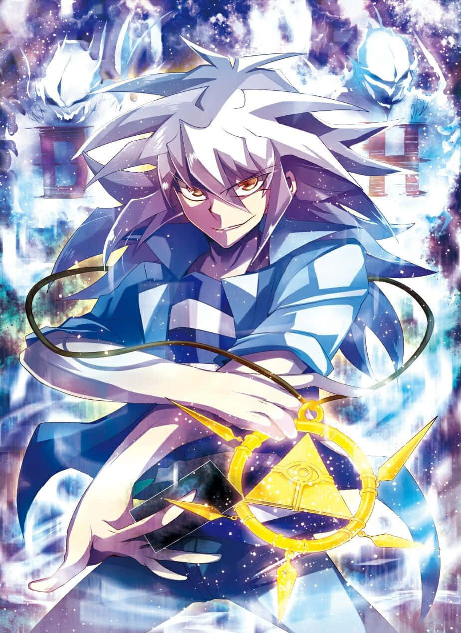 Yami Bakura 桌布 壁紙 — 一位銀髮動漫戰士，雙眼發光，手持金色神器，背景是宇宙星空。