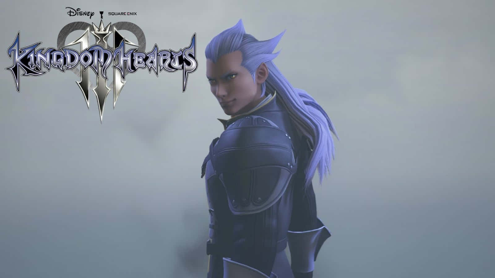 Ansem Seeker Of Darkness 桌布 壁紙 — 一位銀髮動漫戰士身穿暗色盔甲，站在迷霧灰色背景中，帶有王國之心 III 標誌。