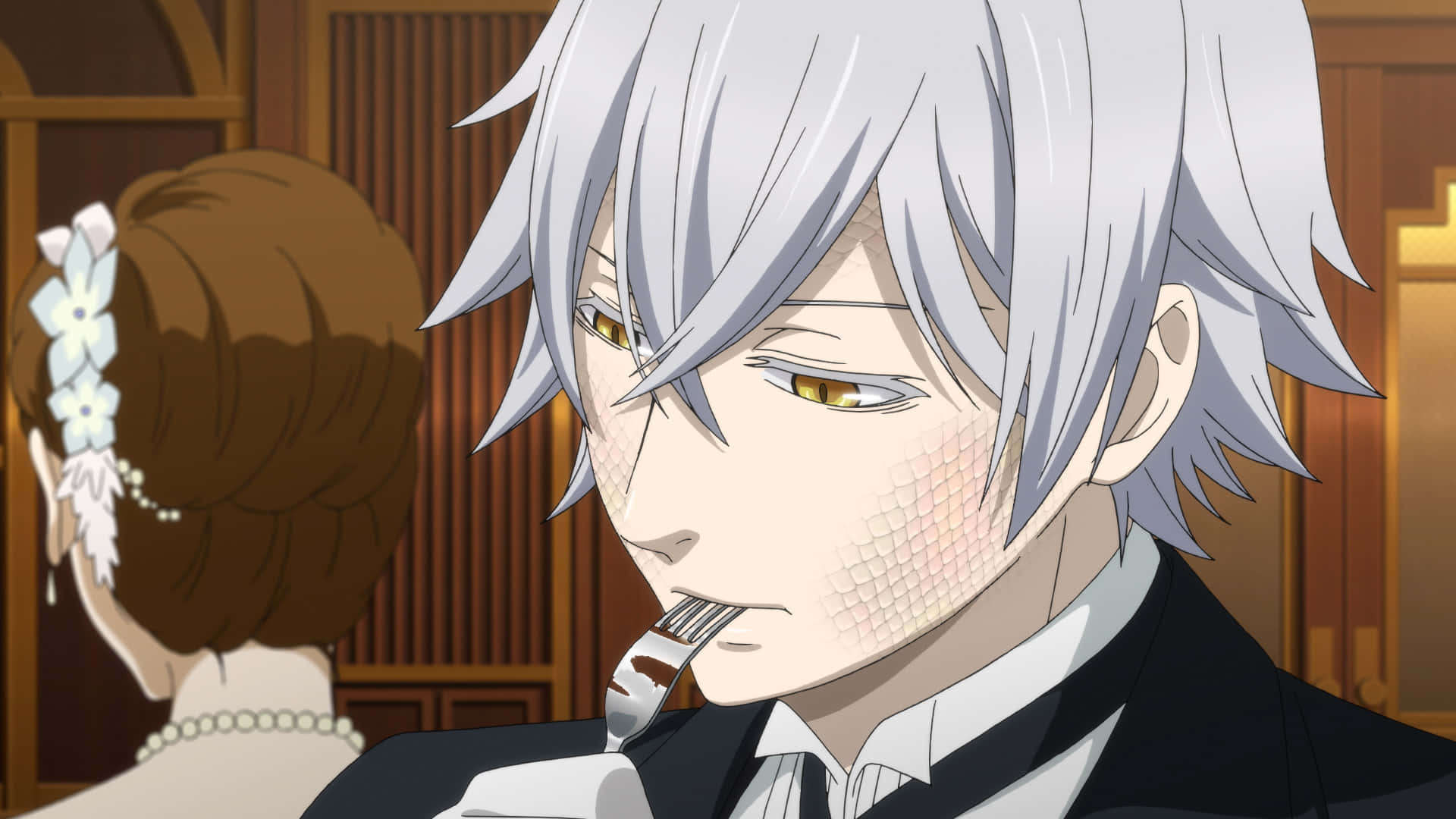 Black Butler Snake 桌布 壁紙 — 一位銀髮動漫男子，臉頰有鱗片，拿著叉子靠近嘴巴，坐在一位女士旁邊，身處正式用餐環境。