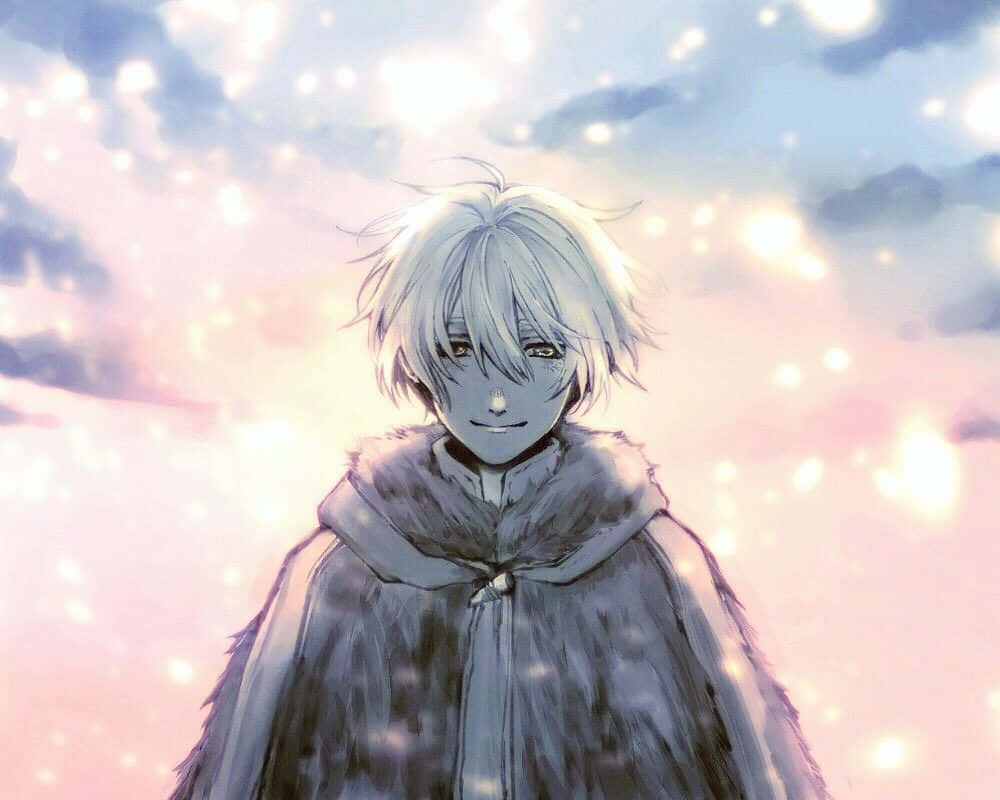 To Your Eternity 桌布 壁紙 — 一位銀髮動漫男孩穿著毛皮襯裡斗篷，在充滿發光粒子的夢幻粉藍色天空下溫柔微笑。