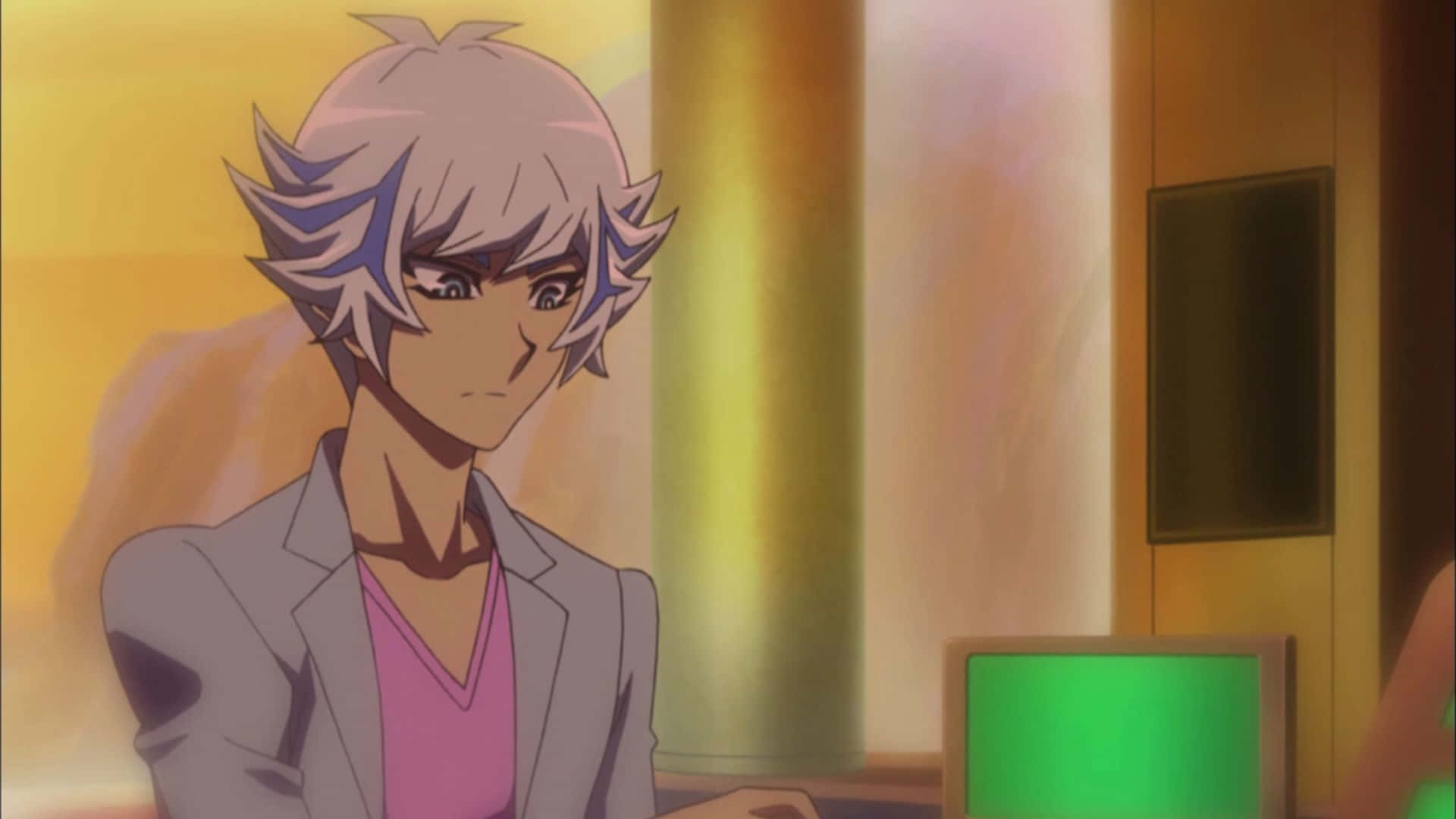 Ryoken Kogami 桌布 壁紙 — 一位銀髮動漫角色穿著灰色西裝外套和粉紅色襯衫，在室內坐著，附近有溫暖的金色燈光和發光的綠色屏幕。