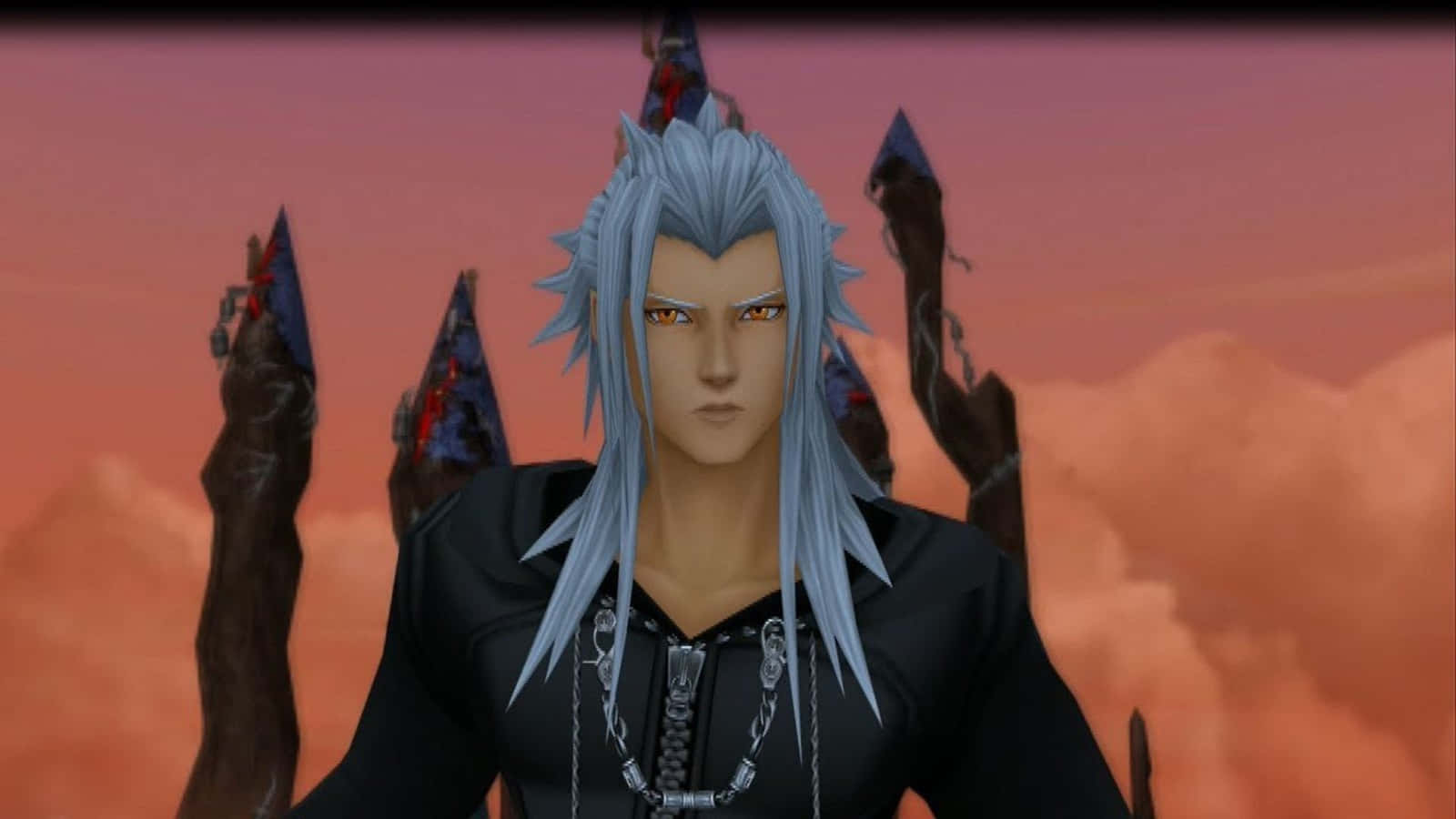 Kingdom Hearts Xemnas 桌布 壁紙 — 一位銀髮動漫角色身穿黑色盔甲，站在鋸齒狀的黑暗柱子前，背景是火紅的橙色日落天空。