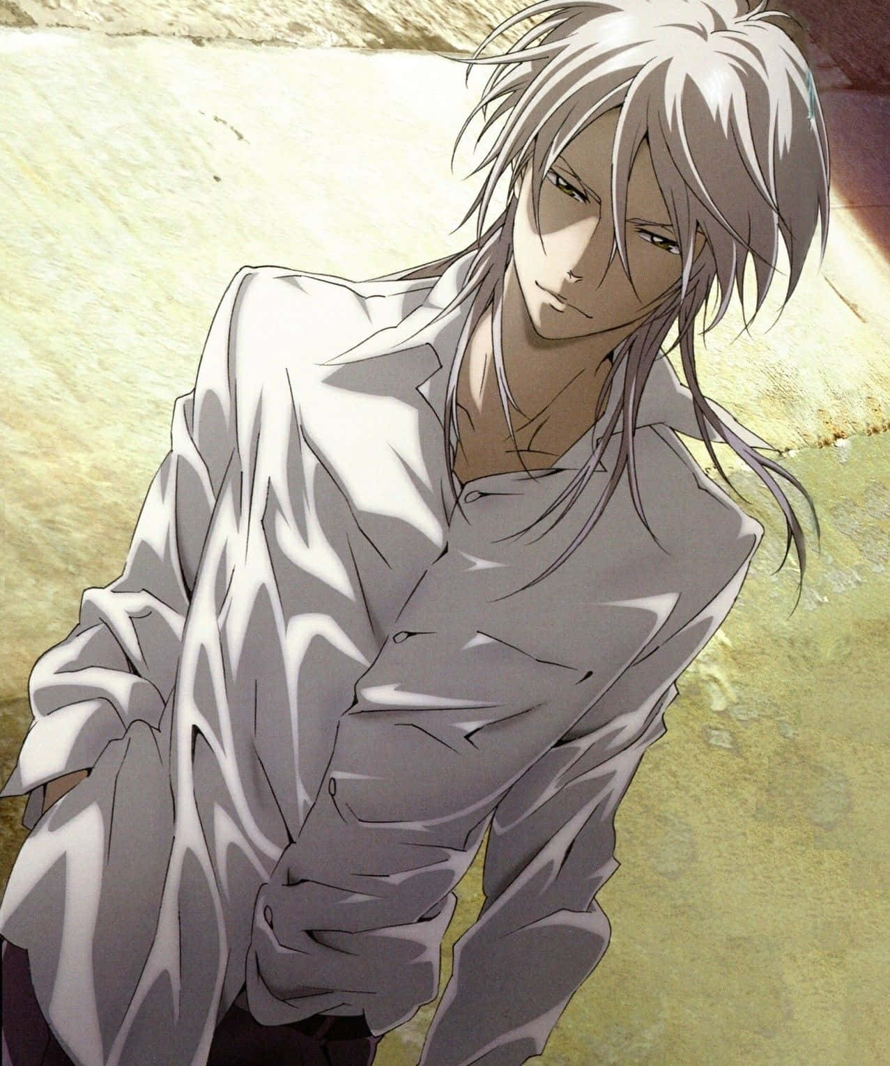 Shogo Makishima 桌布 壁紙 — 一位銀髮動畫男性，表情嚴肅，靠著紋理牆壁，沐浴在柔和的金色光線中。