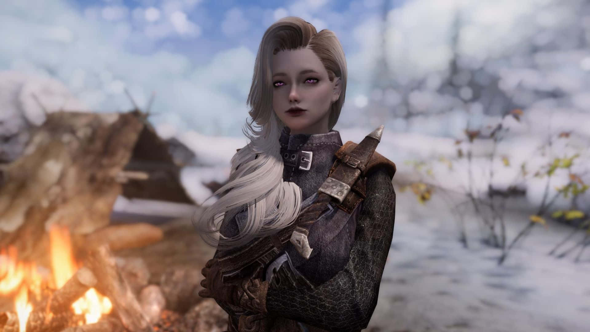 Skyrim Karliah 桌布 壁紙 — 一位銀髮女戰士站在雪林中的營火旁，她的目光在冬季背景下顯得銳利。