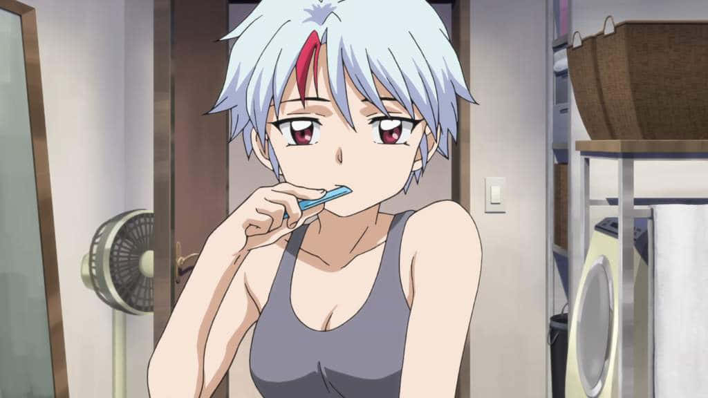 Towa Higurashi 桌布 壁紙 — 一位銀髮帶紅色挑染的動漫女孩在現代浴室裡刷牙，浴室裡有座地風扇和洗衣機。