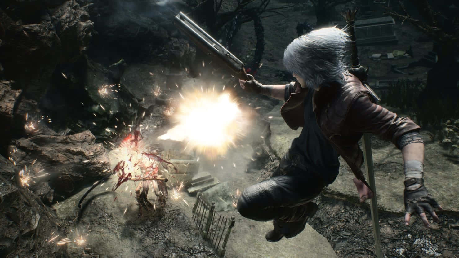Devil May Cry Characters 桌布 壁紙 — 一位銀髮戰士在黑暗的森林空地中發射霰彈槍，火花和鮮血飛濺，他跳躍在空中。